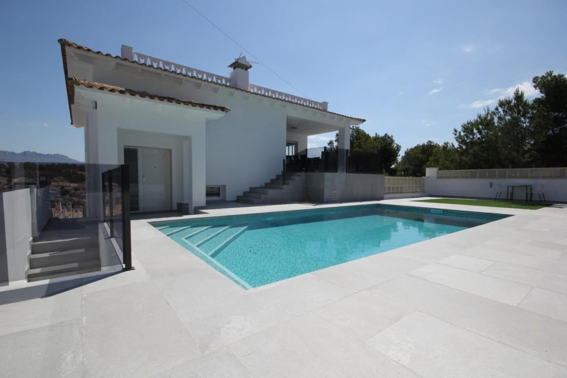Luxury Villa with Tourist License in La Nucía. Exclusive Luxury Villa in La Nucía with Tourist License and Maximum Privacy.We present this spectacular luxury villa located in one of the most exclusive areas of La Nucía, known as The Sports City of Alicante.A unique property that combines privacy, comfort, and a privileged location, ideal both as a permanent residence and as a tourist investment.Main features: Accommodation for more than 10 people thanks to its intelligent layout and generous spaces.Valid tourist license, perfect for high-end vacation rental.Independent apartment with 2 bedrooms, ideal for guests or additional rental space.Private plot of over 1,500 m², surrounded by nature and immaculate garden areas, offering total tranquility and exclusivity.Air conditioning throughout the house and heating system, ensuring maximum comfort all year round.Private parking for 5 vehicles, with easy access and great convenience for residents and visitors.Unbeatable location:Just a few steps from the prestigious Elians British School, ideal for families with school-aged children.Very close to the Camilo Cano Sports City, the epicenter of professional and amateur sports on the Costa Blanca.Only 10 minutes by car from the beaches of Benidorm and Altea, ensuring easy access to the sea and coastal leisure.This villa represents an unparalleled opportunity for those seeking a distinguished lifestyle or a profitable investment with high tourist demand on the Costa Blanca.