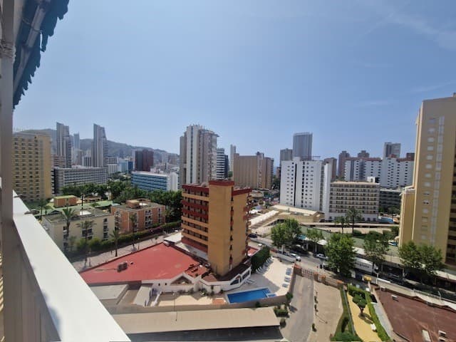 Beautiful 3 Bed Apartment in Benidorm. Fantastic 3-bedroom apartment in one of Benidorm's most dynamic and sought-after areas, just steps from Levante Beach. An unbeatable location, surrounded by all amenities: bars, restaurants, supermarkets, nightclubs, and public transportThe home offers spacious and comfortable living spaces: it has 3 bedrooms, 2 full bathrooms, a separate kitchen, and a large terrace accessible from both the living room and the third bedroom. Perfect for enjoying the Mediterranean climate year-round.Located in a gated community with spacious gardens, a large communal pool, and private parking. Ideal for both permanent residence and high-yield holiday investment.