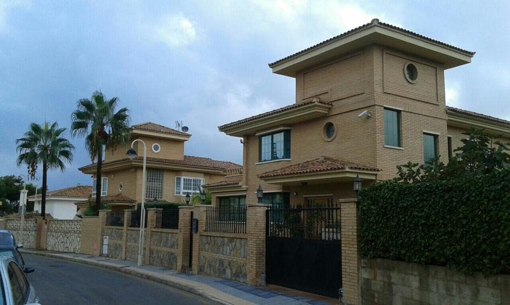 Spacious 8-Bed Villa with Panoramic Views and Private Pool in Benidorm. This spacious 480 m² villa is situated on a 568 m² plot in the desirable Rincón de Loix neighborhood of Benidorm. Spread across three floors plus a solarium, it offers plenty of space for family and guests. The property includes a lush garden, several terraces to enjoy the outdoors, and a private kidney-shaped pool.Inside, you'll find a welcoming entrance leading to an independent kitchen with a dining area and a covered terrace. On the same level, there's a living room, a bedroom, and a bathroom. Upstairs, four additional bedrooms, including one with an en-suite bathroom, all have access to a terrace. The third level features a panoramic solarium with stunning views.The basement offers an independent apartment with three bedrooms, a full bathroom, a living room, and a kitchen—ideal for guests or rental opportunities. There's also a large multipurpose room, a summer kitchen, and an extra bathroom.Additional features include double-glazed windows, air conditioning, a security door, a garage space, and a well-maintained garden. Located close to main roads, public transport, supermarkets, schools, and just 15 minutes from La Marina shopping center, this villa combines comfort, convenience, and beautiful surroundings.