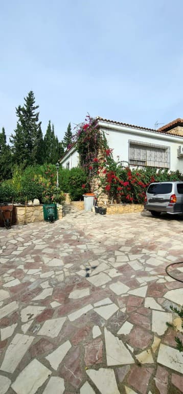Stunning Independent Villa with Pool, Tennis Court & Large Private Plot. This exceptional independent villa offers the perfect blend of space, comfort, and privacy. Ideally located near supermarkets and essential services, it sits on a 2,517 m² private plot and is just 10 minutes from the train station.The property features 5 bedrooms, 2 bathrooms, two spacious 50 m² living rooms, a 65 m² terrace, and a separate kitchen with custom-made wooden cabinetry. High-quality Porcelanosa gres flooring adds elegance throughout the home.Outdoors, enjoy a 14x8 meter private swimming pool, a fully equipped barbecue area, and a beautifully maintained garden with marble tables. The property also includes a private tennis court and a large basement with garage space.With air conditioning and heating throughout, as well as a fireplace, this villa is perfect for year-round living. Flooded with natural light and thoughtfully designed for family life or entertaining, it’s a rare find in a prime location.