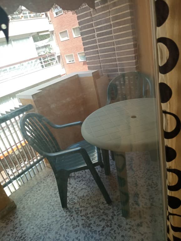 Spacious Central Apartment with Terrace Renovation Opportunity. Discover this spacious apartment located in the heart of the city, just steps away from Mercadona, the local market, and all essential services. This property offers a fantastic opportunity for renovation and customization to your taste.The apartment consists of three bedrooms, one bathroom, a separate kitchen, a gallery, and a large living-dining room that opens to an open-air terrace—perfect for relaxing or entertaining guests. Its unbeatable central location makes it an excellent investment for both homeowners and investors.Don't miss the chance to transform this centrally located apartment into your dream home!