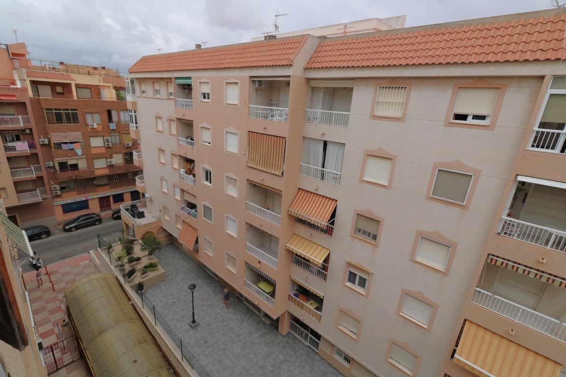 We present at the Costa Blanca Alicante a Penthouse at Playa del Acequion Torrevieja! Only 200m from the beach with 2 double bedrooms, equiped bathroom, a independent kitchen and a balcony! Walking distance to the center of the city Torrevieja, supermarket, bars and restaurants!
