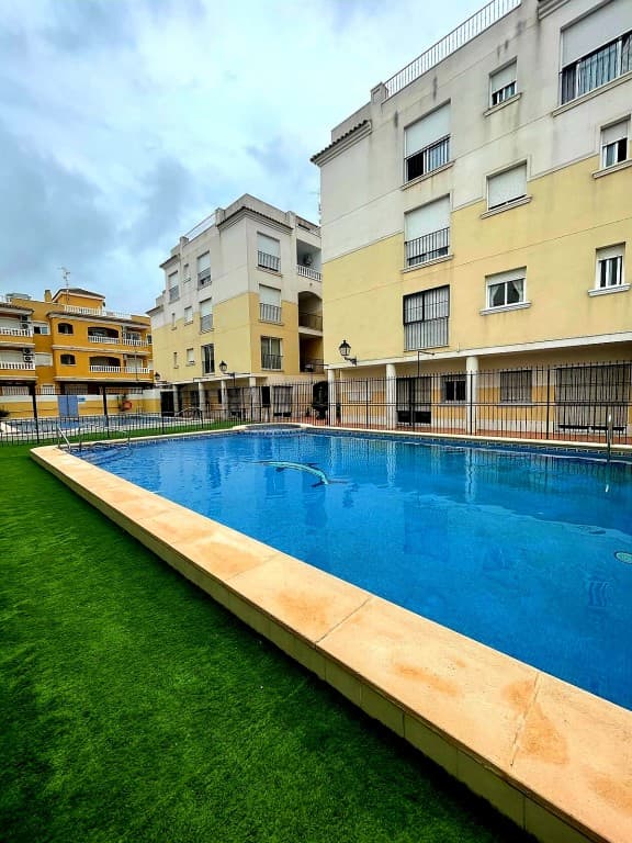 We present at the Costa Blanca Alicante a Apartment with garage and a comunal swimmingpool in Formentura del Segura! Further 2 bedrooms, 2 bathrooms equiped kitchen and 2 terraces! Close to Rojales! 15km from the city Torrevieja!