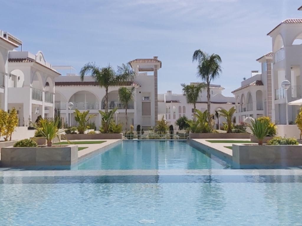 We present at the Costa Blanca Alicante a Beautiful Penthouse in the urbanization Alegra de Euromarina in Ciudad Quesada! This Flat has the most beautiful view on the urbanisation,has 2 bedrooms, 2 bathrooms, a nice trrace and a big solarium with open spectacular views.Is furnished with beautiful, top-quality furniture.The roof terrace has a kitchen, storage room, laundry facilities and is furnished.The most beautiful apartment on the area.