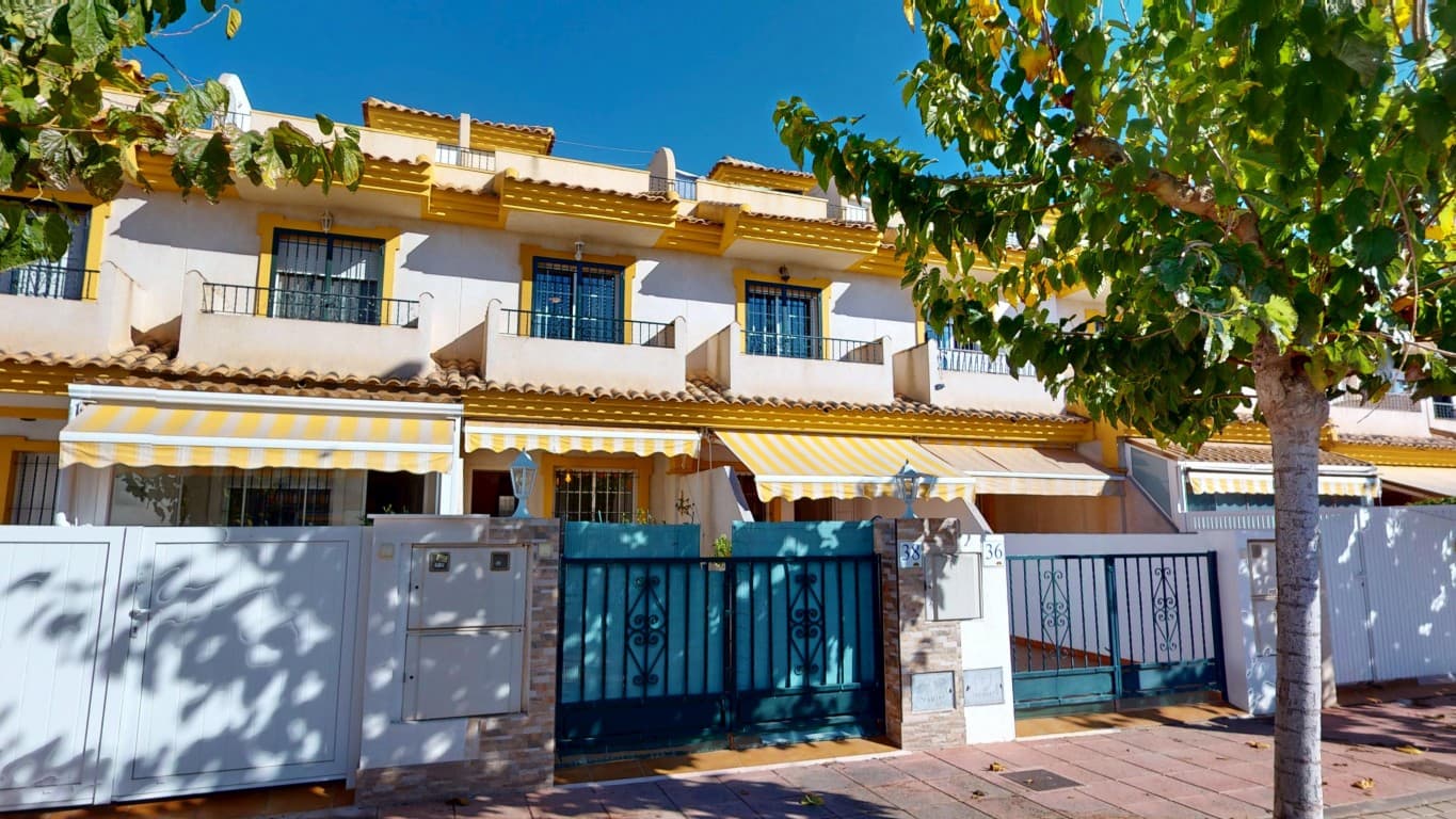 Charming Townhouse with Solarium and Communal Pool in Santiago de la RiberaDiscover this delightful townhouse, ideally located in a quiet and green area of Santiago de la Ribera, just 1.3 kilometres from the beautiful beaches of the Mar Menor. The property is part of a well-maintained residence with a communal swimming pool, perfect for relaxing and enjoying the Spanish sunshine.The house features two bedrooms and two bathrooms, making it perfect for permanent living, a holiday home, or as an investment. On the ground floor, you’ll find a bright living room with air conditioning (hot and cold), a fully equipped kitchen, and direct access to both a front and rear terrace, allowing you to enjoy either sun or shade throughout the day.Upstairs, there is a spacious private solarium, an ideal spot to sunbathe, read, or enjoy a drink in the evening sun. The location is excellent, close to a lovely park and a friendly campsite with a bar, offering a relaxed and welcoming atmosphere all year round.This property combines comfort, tranquillity, and an excellent location close to the sea — the perfect place to enjoy Mediterranean living all year long in Santiago de la Ribera.