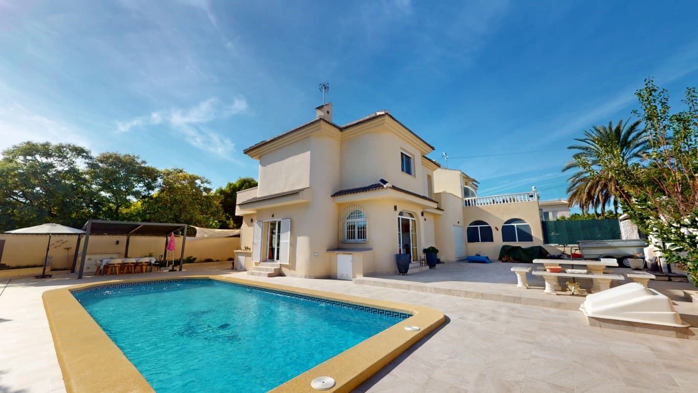 In the popular area of Los Narejos, we proudly present a unique, fully renovated villa with a spacious private swimming pool. This stylish home offers five bedrooms and three bathrooms, as well as a separate office that can also serve perfectly as a dressing room. The open kitchen connects seamlessly with the dining area and living room, creating a bright and spacious living environment.The villa sits on a generous plot of 483 m² with a beautifully landscaped garden and a charming outdoor kitchen — ideal for enjoying the Mediterranean climate all year round. One of its major advantages is the garage, a true asset in this sought-after area. The entire property is equipped with air conditioning, ensuring comfort in every season. From the garden, there is direct access to a peaceful park, providing extra privacy and a pleasant green setting.The location is perfect: just one kilometre from the beaches of the Mar Menor and within walking distance of the weekly Saturday market and all amenities. This villa combines space, comfort, and an excellent location in a quiet residential neighbourhood.Do not hesitate to contact us for a viewing — this gem will not stay on the market for long.