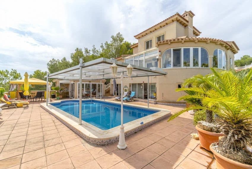 This wonderful independent villa of 256 square meters on a large plot of 810 square meters located in Pinar de Campoverde, in the mountainous area of &8203;&8203;Pilar de la Horadada.The house has a large tiled garden with private heated pool, when entering the house you will find the covered porch, leading to the cozy living room and dining room with fireplace, large fully equipped kitchen with appliances included, 3 large bedrooms with fitted wardrobes, 3 full bathrooms which one of them has both shower and bath, the rest only have showers.The house also has a large basement where it has the wine cellar and the possibility of expanding it to make another living room or a games room.It also has a summer kitchen with bar, a large gym with integrated sauna, intercom, a laundry room, air conditioning and central heating.