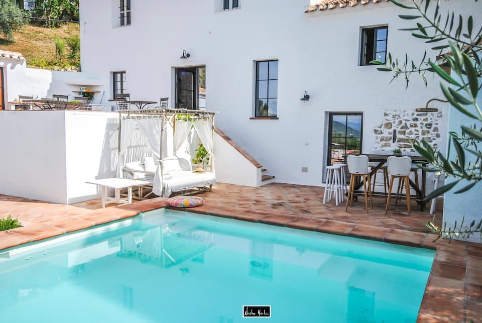 A completely renovated (2020) country house with numerous possibilities surrounded by a beautiful olive grove. Ideal for a B&B or vacation rental. The house has been renovated with respect for nature and has a rural character. All comforts such as underfloor heating, heated pool with jet stream and heated outdoor shower are available. Moreover, the country house has a ground floor with 4 bedrooms, 2 bathrooms, living room and equipped kitchen. There are 2 bedrooms that have direct access to the terrace. The upper floor can be used as a full apartment with a separate entrance, 2 bedrooms, bathroom, toilet, spacious living area and equipped kitchen. In the olive grove there are centuries-old Verdial olive trees. Features: estate, 2 floors, 260 m² built with 203 m² living space, 6 bedrooms, 3 bathrooms, plot of 6,158 m², terrace, balcony, fireplace, fitted wardrobes, storage room, south facing, private pool, private olive grove.