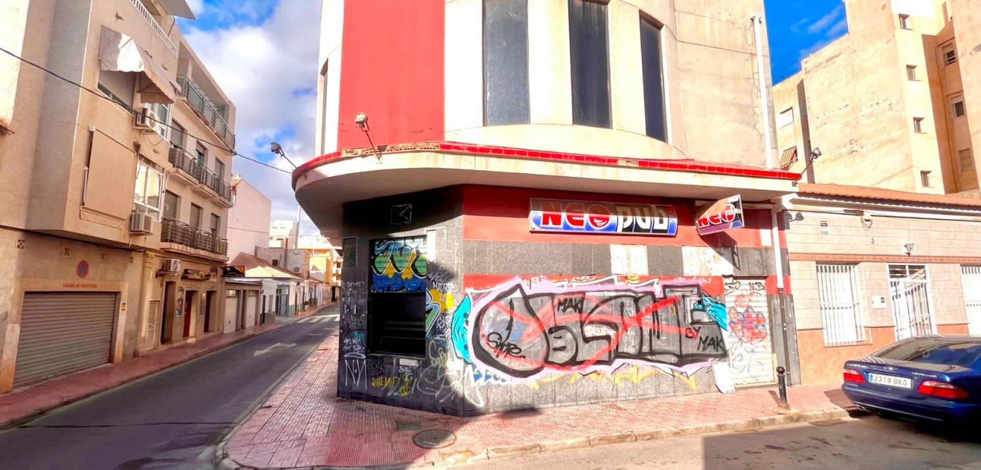 Amazing investment opportunity consisting of a large commercial property distributed over three floors.

 The property can either be divided into several commercial units for a high monthly rental income or converted into residential properties to resell / rent out for a very high ROI! 

Book your viewing today to fully appreciate this rare opportunity!