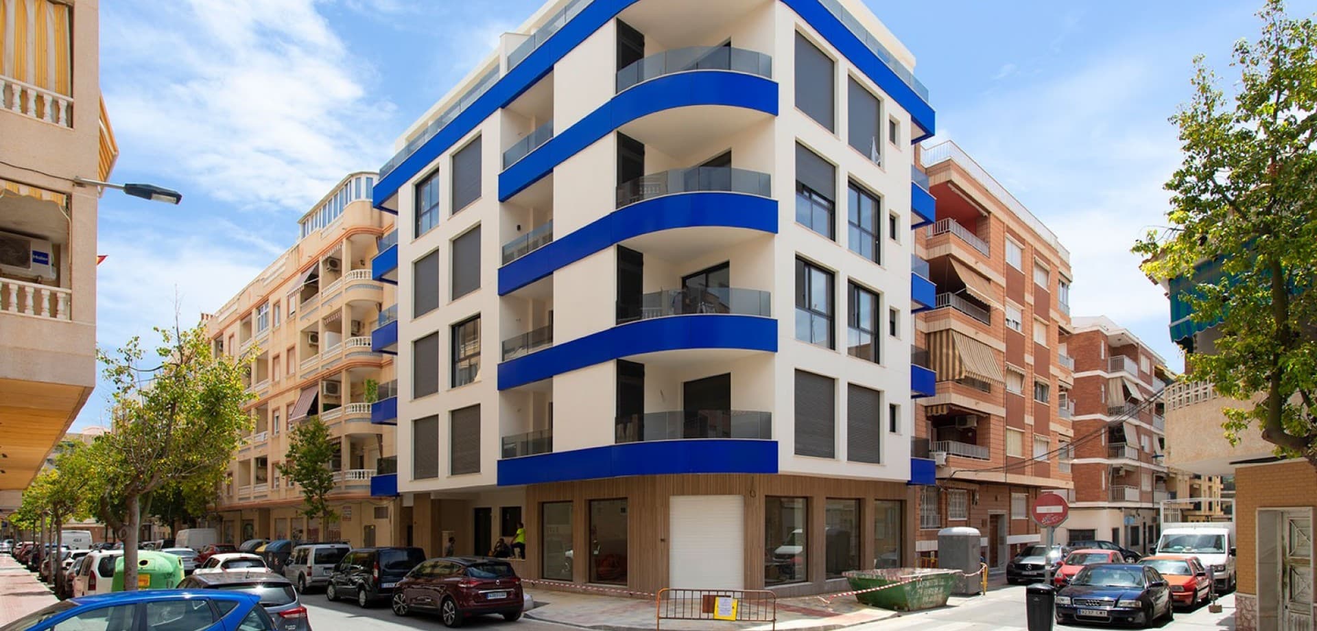 Experience luxury living in this key ready apartment located in the heart of Calle Rammon Gallude / Radio Murcia.This stunning property offers breathtaking sea views from rooftop and sunshine throughout the day.

We at MOVR are excited to present this exquisite apartment.

Key Features:

Spectacular sea views from your private terraceSunlit interiors all day longExclusive access to a public rooftop area and poolPrime central location, just a short stroll to the beachSurrounded by a variety of shops, restaurants, and entertainment optionsConvenient public underground parking just two blocks away fot 65 euros/monthIdeal spot for enjoying annual carnivals from your own terracePossible to get a storage room, 6000 euros extra.250m to Playa del Cura

Don’t miss this opportunity to own a slice of paradise in a vibrant, central neighborhood. If you are interested in purchasing this exceptional apartment, please reach out to us for a viewing. Let’s make this dream home yours!

