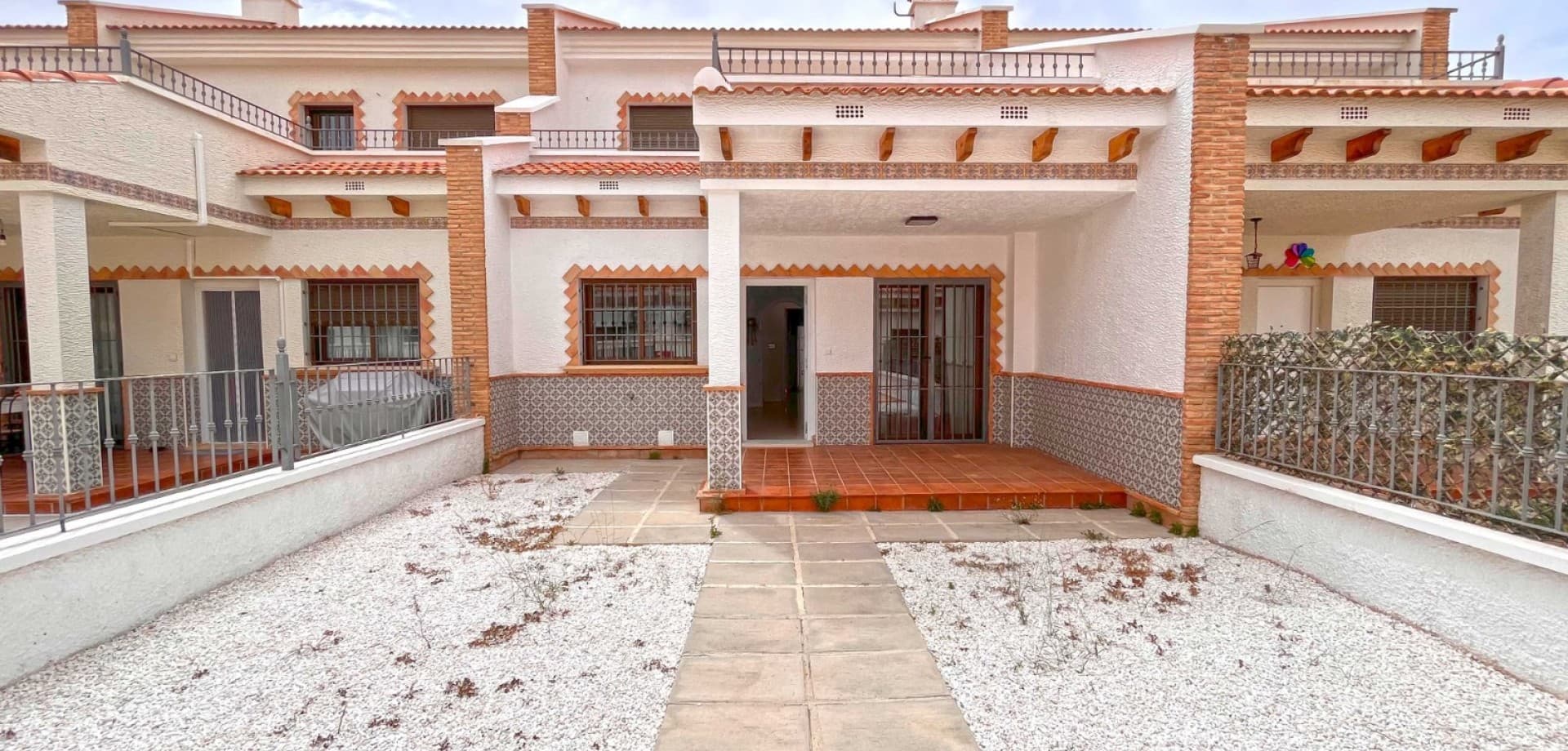 Welcome to your dream home in the serene and picturesque town of San Miguel de Salinas. Nestled on a tranquil street, this spacious townhouse offers the perfect blend of modern comfort and timeless elegance.

Property Highlights:

3 Bedrooms: Generously sized and beautifully appointed, each bedroom provides a peaceful retreat. Two of the bedrooms boast en suite bathrooms for added convenience and privacy.3 Bathrooms: With a total of three well-appointed bathrooms, morning routines will be a breeze for the entire family. The en suite bathrooms are stylishly designed and feature contemporary fixtures.Underground Garage and Storage: Enjoy the convenience of a secure underground garage, providing ample space for your vehicles and additional storage for all your belongings.Communal Pool: Dive into relaxation with access to a pristine communal pool. It's the perfect spot to unwind, soak up the sun, and enjoy the company of neighbors in this friendly community.Separate Well-Equipped Kitchen: The modern kitchen is a culinary enthusiast's delight, featuring top-of-the-line appliances, ample counter space, and plenty of storage. Whether you're preparing a quick meal or hosting a dinner party, this kitchen has you covered.Renovated & Fully Furnished: Move right in and start living your best life. This townhouse has been thoughtfully renovated with attention to detail and comes fully furnished with tasteful, high-quality pieces that complement the home's style and comfort.

Located in the charming town of San Miguel de Salinas, this townhouse offers the perfect combination of tranquility and accessibility. Enjoy the benefits of a peaceful street while being just a short distance from local amenities, shops, and dining options.

Don't miss this opportunity to own a piece of paradise in San Miguel de Salinas. Schedule a viewing today and experience the luxury and comfort of this exceptional townhouse.