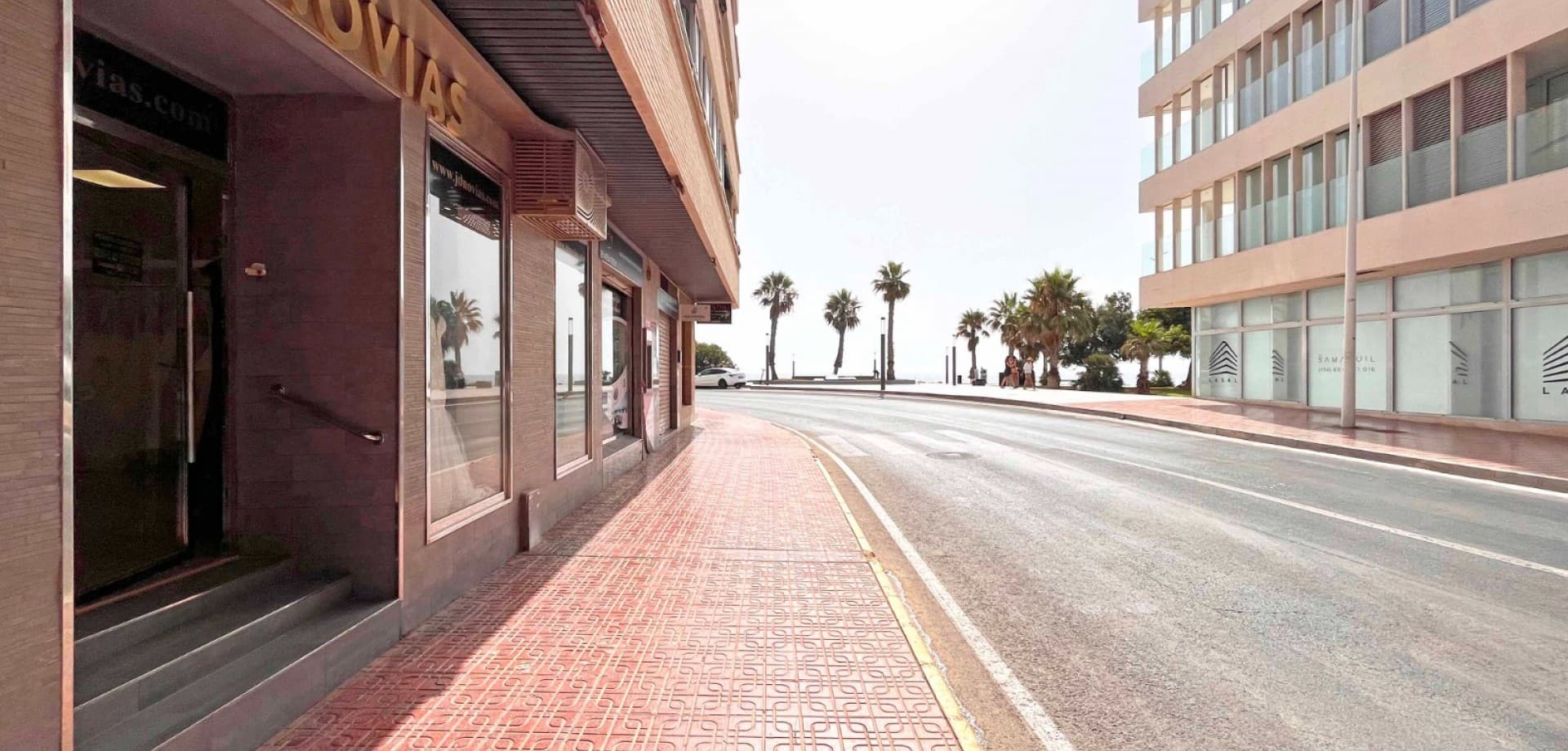 Presenting an exceptional commercial space ideally situated on the first line to the sea in the vibrant city of Torrevieja. This versatile unit is perfectly suited for an office, law firm, shop, or various other business purposes. Key features include a well-appointed toilet, efficient air conditioning for year-round comfort, a spacious dressing room, ample storage facilities, and a dedicated shop/display room. Benefit from the high visibility and foot traffic in this prime coastal location, ensuring your business thrives in a bustling, picturesque environment. Don't miss this opportunity to establish your enterprise in a sought-after area!