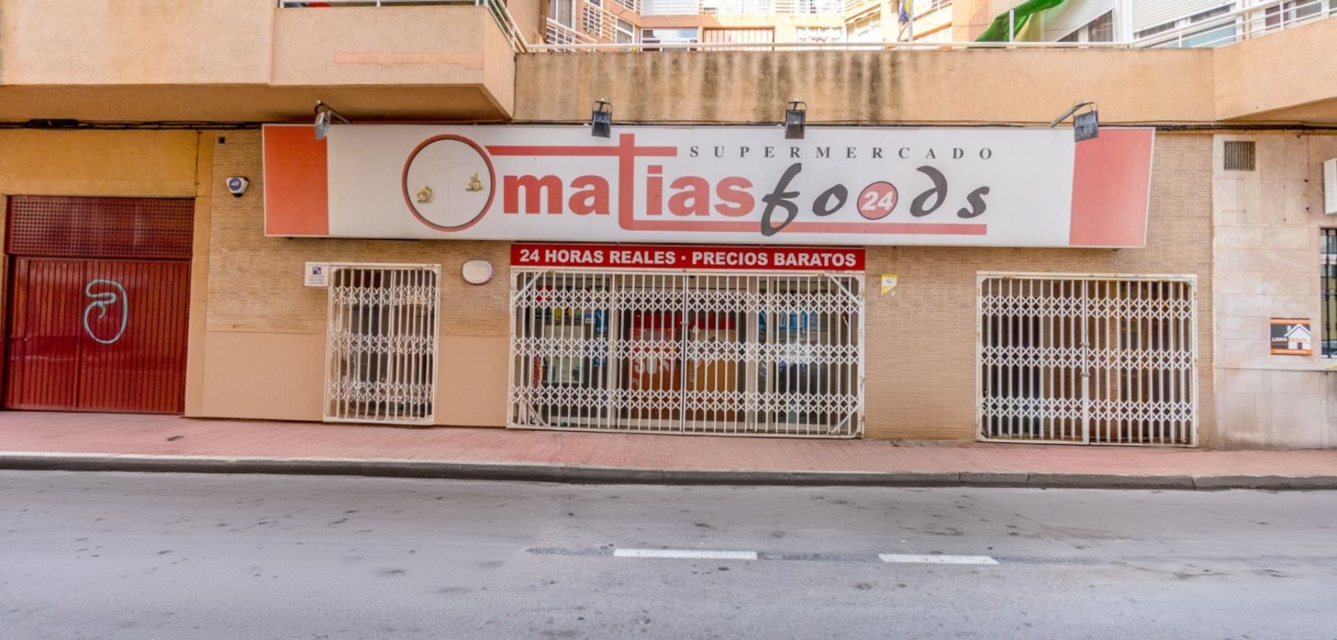 An exceptional opportunity awaits in the heart of Torrevieja! This expansive commercial unit offers a generous built surface of 722 m², perfectly positioned in a central location, ideal for a wide range of business ventures. The property boasts a fully equipped kitchen, three spacious toilets, and a dedicated office space, making it highly versatile for various commercial uses.

Whether you envision a bustling office, a vibrant supermarket, a modern gym, or a sophisticated restaurant, this property provides the space and flexibility to accommodate your business needs. With its central location and ample amenities, it’s an ideal choice for entrepreneurs looking to establish a presence in a thriving area.

Take advantage of this unique opportunity to secure a prime commercial space in one of Torrevieja's most desirable locations.