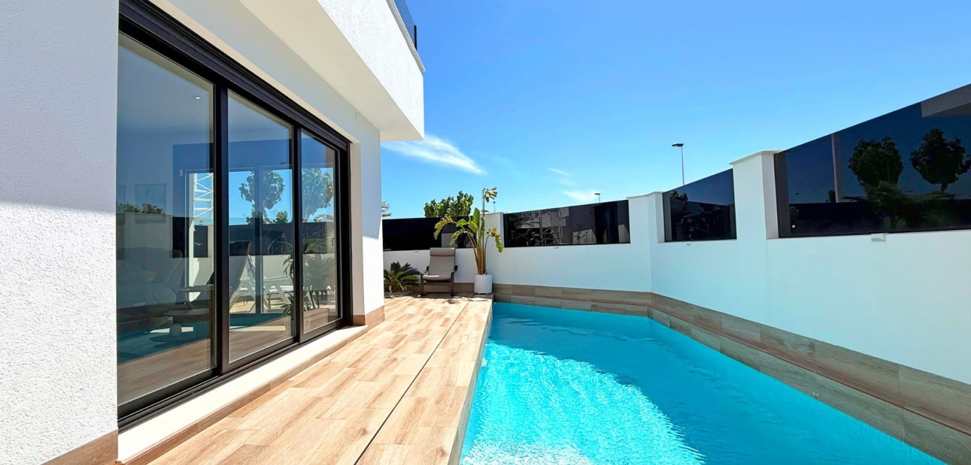 Step into contemporary comfort with this stylish, south-facing detached villa, built in 2024 and presented in as-new condition. Located in the heart of San Pedro del Pinatar, this two-bedroom, two-bathroom home stands out with high-end finishes and thoughtful extras throughout.

The villa boasts a bright and extended living room with direct access to the sun-drenched outdoor areas. A private balcony and a spacious roof terrace with a fully equipped outdoor kitchen, lighting, and a sleek pergola offer the perfect setting for entertaining or relaxing in the Spanish sun.

Additional features include:





Private garage with custom storage cabinets





External staircase to roof terrace





Built-in dimmers for mood lighting





Extra electrical sockets throughout for modern living





Whether you're seeking a stylish holiday escape or a year-round residence with all the modern conveniences, this home delivers on every level.