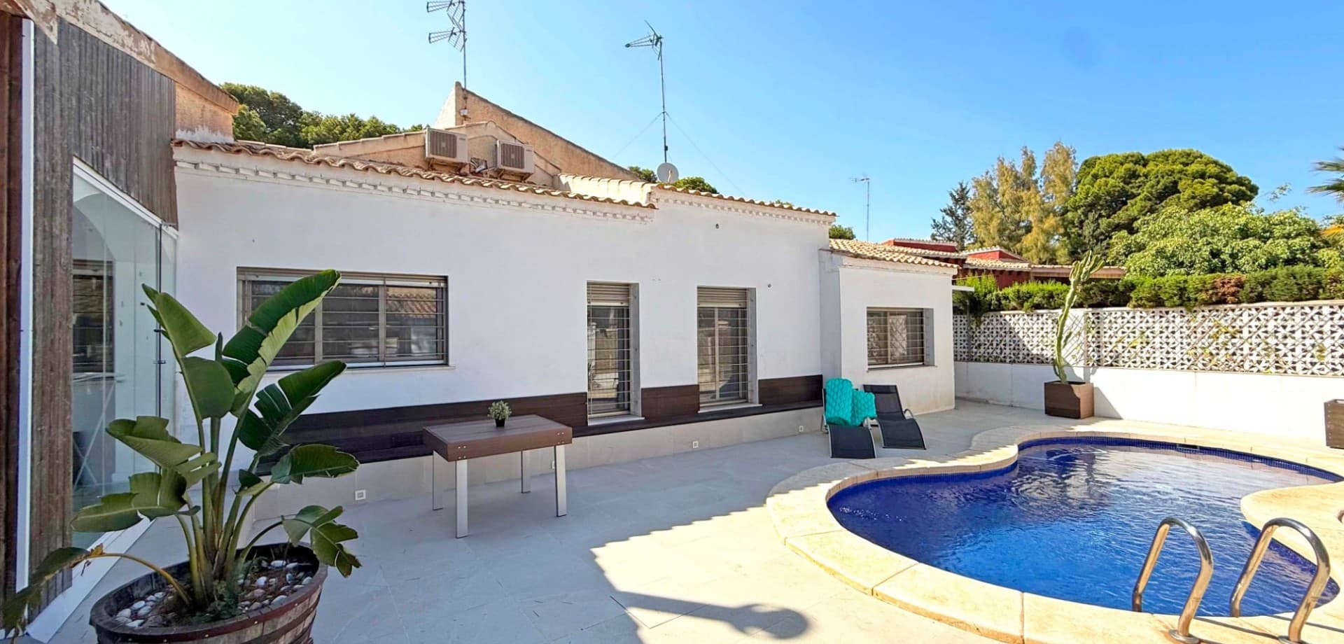 Located in sought-after Punta Prima, this south-facing detached villa sits on a generous plot and offers the perfect blend of privacy, comfort, and coastal living. The property boasts a large private pool with surrounding terrace space, private parking, and a spacious conservatory with views over the pool – ideal for year-round enjoyment.

Inside, the villa features a bright and open-plan living area with a beautifully renovated kitchen, creating a seamless space for relaxing or entertaining. Just a short walk from the beach and close to all amenities, the location is unbeatable for both permanent living and holiday rentals.

With a valid tourist rental license already in place, this home also represents an excellent investment opportunity on the Costa Blanca.