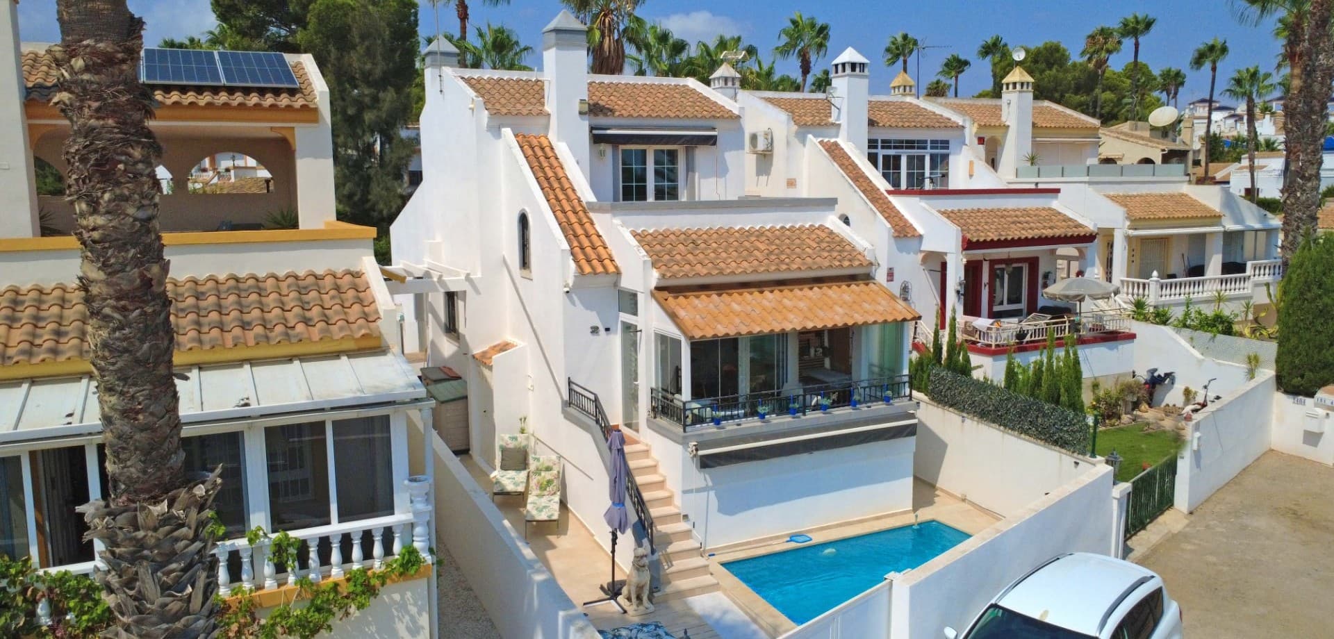 This beautifully maintained villa has been thoughtfully reformed into a 2/3-bedroom home, offering the perfect blend of comfort and style. The property features a private pool, three bathrooms (two of which are en-suite), a spacious kitchen-diner, and a large lounge with direct access to a balcony that overlooks the pool. The balcony can be enclosed with glass curtains, making it ideal for year-round enjoyment.The guest bedroom opens onto a private patio, also fitted with glass curtains, while the master bedroom boasts a generous solarium with stunning sea views. Additional highlights include air conditioning throughout, optional central heating, two large storage rooms, and an excellent location in a quiet and private area of Villamartin. All this just a short walk from the famous Villamartin Plaza and the golf course.