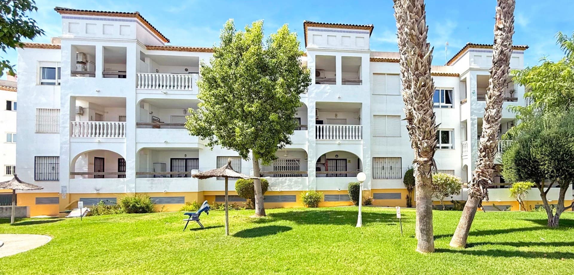 We present this charming ground floor apartment located in the sought-after residential complex Las Violetas, just steps away from the famous Villamartín Plaza and golf course.The property offers 2 bedrooms and 2 bathrooms, including one en-suite, a bright and spacious open-plan living room with dining area, and a sunny balcony perfect for relaxing. It comes fully furnished and equipped with air conditioning, ready to move into.Additional features include underground parking and a private storage room, providing convenience and security. The well-maintained community boasts beautiful gardens and a communal swimming pool for residents to enjoy.With its unbeatable location across from Villamartín Plaza—with its wide choice of restaurants, bars, and shops—and just minutes from the golf club and the sandy beaches of Orihuela Costa, this apartment is an ideal holiday home, rental investment, or permanent residence.