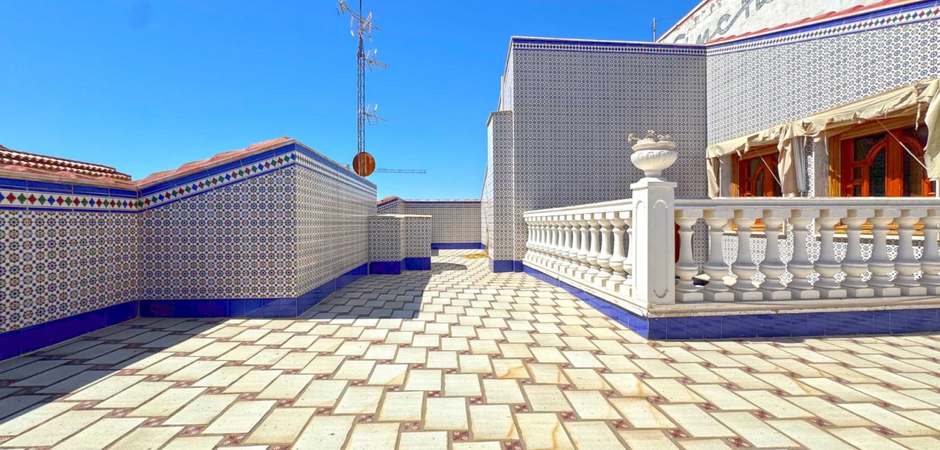 Step into this extraordinary duplex penthouse of 382 m² (285 m² living space) – a truly unique property that offers space, privacy, and sophisticated charm, all with its own private entrance from the street.Ideal for a large family, multigenerational living, or anyone seeking grand-scale living with the potential to personalize, this home is full of light, character, and rare features.Property Highlights:6 spacious bedrooms and 4 bathrooms, including 2 en-suites and one with a jacuzzi.A southeast orientation ensures natural light throughout the day.The main floor features 4 bedrooms, a large independent kitchen with dining area, a bright living room, laundry room, and pantry.The upper level includes 2 additional bedrooms, a full bathroom, and a storage room – perfect for guests, a home office, or studio.Exclusive Features:Every room on the first floor opens to a balcony that wraps around the property, creating a seamless flow between indoor and outdoor living.Additional outdoor spaces include a spacious terrace, patio, and a private solarium offering panoramic views on three sides of the building.A luxury curved ceiling in the living room adds architectural elegance and a unique sense of space.High-end finishes such as marble floors, built-in wardrobes, and electric shutters throughout.Freshly painted and in good condition, despite the property’s age – move in as-is or modernize to your own taste.No air conditioning currently installed, allowing for a modern, tailored climate solution.Enjoy the full independence of a private entrance directly from the street.A vast living and dining area, ideal for hosting and family gatherings.This one-of-a-kind penthouse offers more than just space — it delivers a rare blend of comfort, elegance, and lifestyle in one of the area’s most desirable neighborhoods. The perfect opportunity to create a stylish and modern dream home with unmatched potential.Book your private viewing today and experience the possibilities.