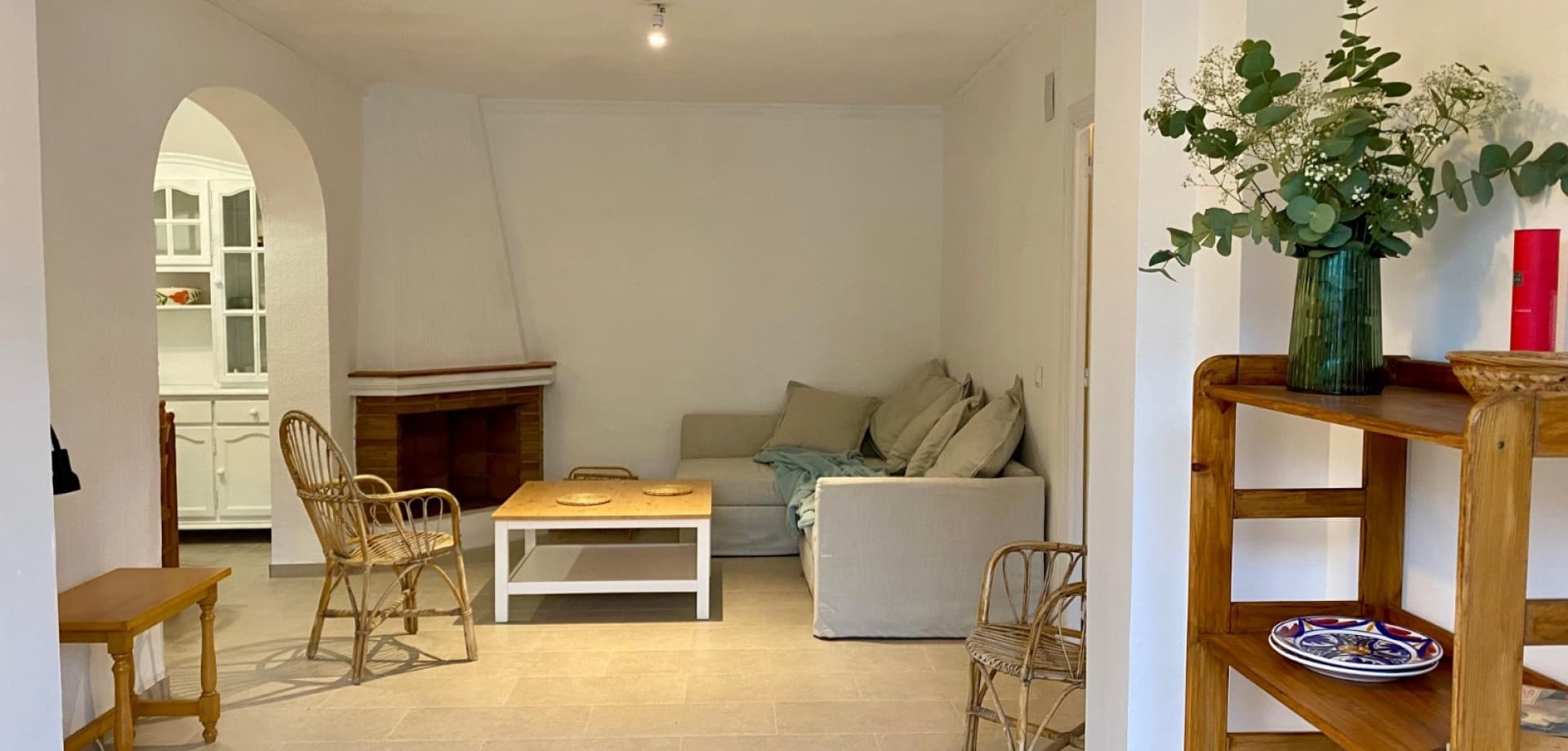 Discover this beautifully renovated south-facing bungalow, perfectly located in the sought-after area of Cabo Roig. With a bright and modern design, this home is move-in ready and offers the ideal combination of comfort and Mediterranean lifestyle.The property features 2 bedrooms and 1 modern bathroom, a fully fitted kitchen, and a spacious living area with natural light throughout. Recently updated with new windows, plumbing, bathroom, and kitchen, every detail has been designed for easy living.Step outside to enjoy a private garden and sunny terrace with direct views of the communal swimming pool — perfect for relaxing or entertaining. A private parking space is included for your convenience.Situated in a well-maintained and tranquil complex, the home boasts an unbeatable location: just a 5–10 minute walk to Cala Capitán and La Caleta beaches, as well as shops, supermarkets, and the charming Cabo Roig promenade. With direct access to the Rambla, you can enjoy pleasant walks surrounded by nature.Whether as a holiday retreat, permanent residence, or rental investment, this property is an excellent opportunity in one of Orihuela Costa’s most desirable neighborhoods.