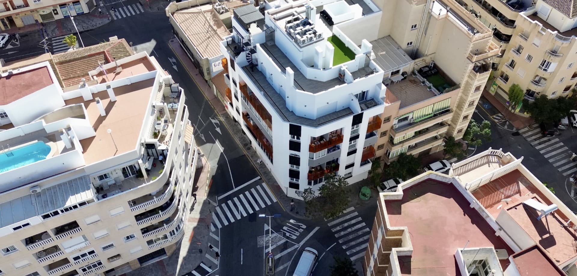 This modern and well-presented apartment is located in the heart of Central Torrevieja, just 800 metres from the beach. Situated on the third floor of a recently built development, the property offers a bright and comfortable living environment with two double bedrooms, one full bathroom, and an excellent layout ideal for both permanent living and holiday use.The apartment features a west-facing 5 m² terrace, providing natural light throughout the afternoon. The interior includes solid wood carpentry, a fully equipped kitchen, and a clean, contemporary finish that makes the home ready to move into.Residents benefit from central air-conditioning, modern lift access, PMR accessibility, and a relaxing communal sauna. One of the key highlights of the building is the impressive communal solarium, equipped with a barbecue areaand offering beautiful sea views, perfect for enjoying the Mediterranean lifestyle.Located in a prime area surrounded by services such as supermarkets, medical centres, schools, shops, restaurants and green areas, this apartment delivers both comfort and convenience in one of Torrevieja’s most connected neighbourhoods.