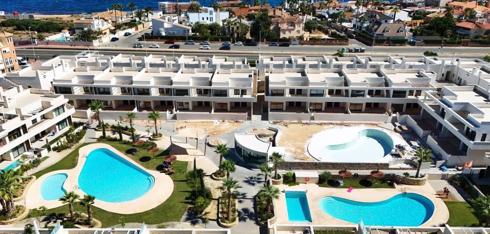 This elegant 2-bedroom, 2-bathroom apartment is located in one of Torrevieja’s most desirable coastal areas — La Veleta. Built in 2025 and in excellent condition, it offers a bright and spacious layout with a south-east orientation, ensuring natural light throughout the day.Featuring a generous 87 m² total surface (67 m² living), this home includes a private terrace, underground parking space, and a peaceful garden setting within a high-quality residential complex with pool, green areas, lift access & air conditioning.Perfect as a permanent home or a high-potential rental investment, just minutes from beaches, supermarkets, restaurants, and the Torrevieja hospital.