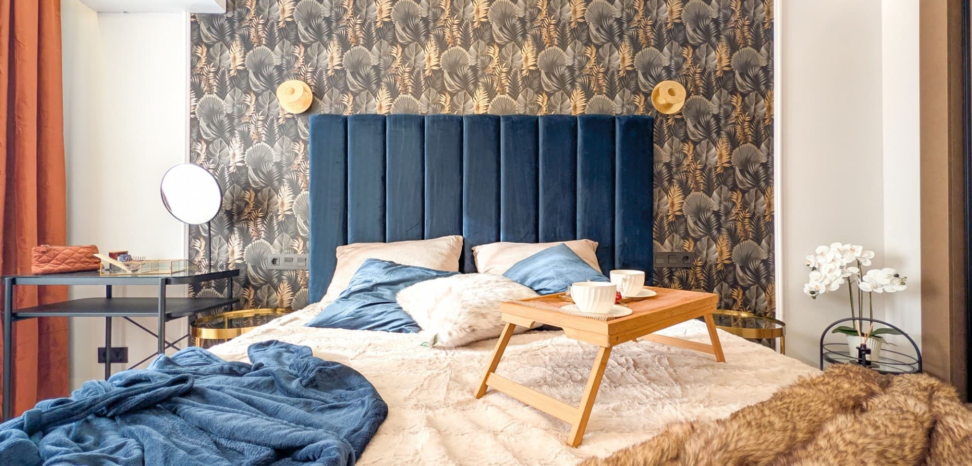 Discover this beautifully redesigned apartment just steps from Parque de las Naciones and only 500 metres from the beach. Located in a private gated community with a swimming pool, this home offers both comfort and style in the heart of Torrevieja.With 64 m² of renewed living space, the property features a bright living room, a semi-independent kitchen, two bedrooms, one bathroom and a glazed-in terrace ideal for year-round enjoyment. Every detail has been upgraded — new plumbing, electrical installation, flooring, walls, false ceilings and interior finishes. Designed with a modern touch, the apartment has never been lived in since its renovation. It also includes air conditioning, new furniture and appliances.Walking distance to restaurants, cafés, supermarkets and Torrevieja’s main square, this home offers a true Mediterranean lifestyle. The beach is just a short stroll away, completing the perfect setting.