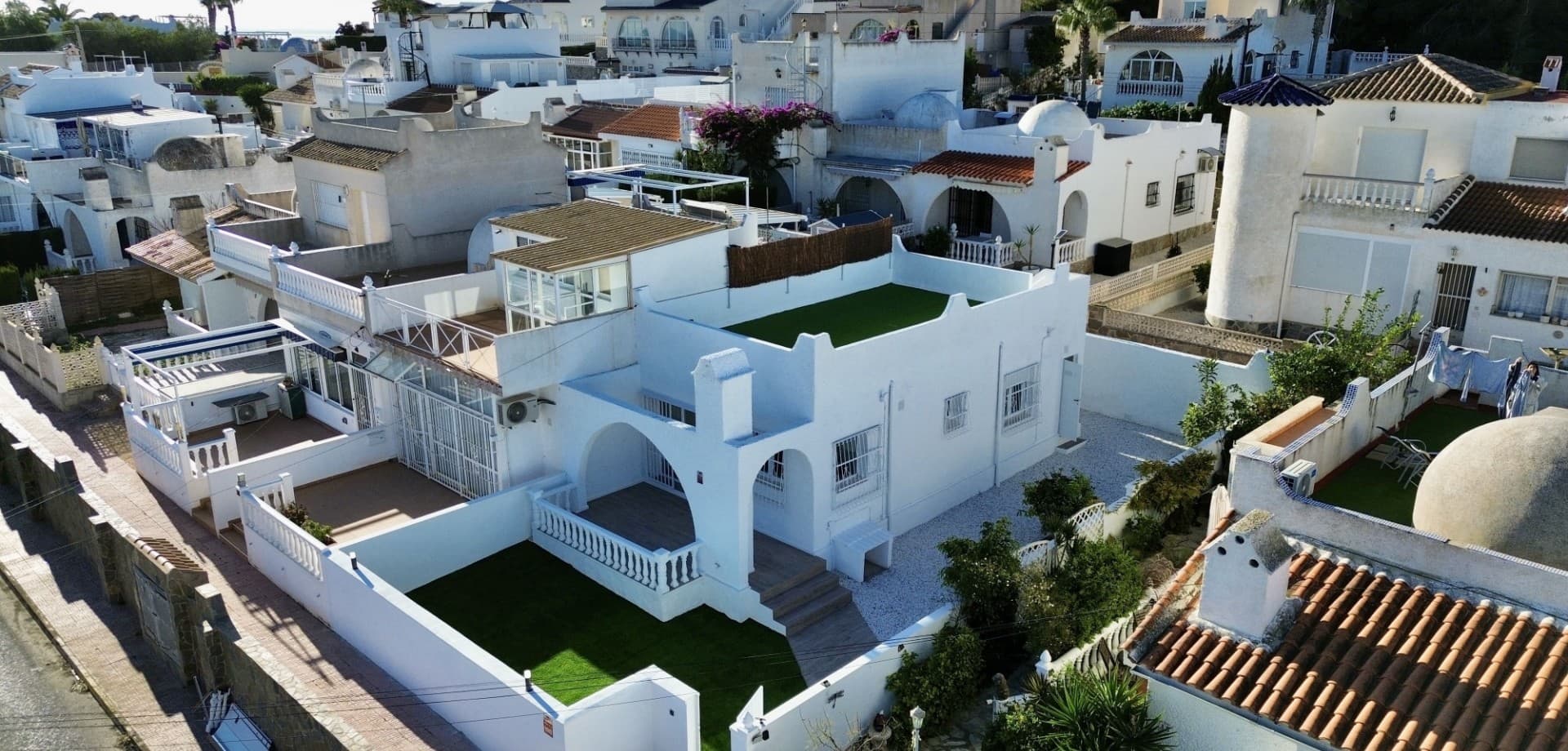 A beautifully renovated, brand-new bungalow now available on the market. Located on a 202 m² plot with 147 m² of private garden, this home offers modern finishes, spacious outdoor areas, and a sunny 48 m² solarium perfect for year-round living.Key FeaturesHome size: 58 m² + 48 m² solariumPlot: 202 m²Storage room includedOption to add a private poolIBI: €144 / yearCommunity fees: approx. €199 / yearRenovation HighlightsBrand-new wood-effect laminate flooring2 bedrooms1 modern bathroom with walk-in shower and screenFully equipped kitchen with washing machine and dishwasherSolarium with artificial grass and side enclosurePrime Location – Blue Lagoon (Calle Jumilla)4-minute walk to El Limonar SchoolClose to two golf coursesNear Villamartín Shopping Centre5-minute walk to Marimba Blue Pool & Lounge Bar4-minute walk to Greenlands Blue Lagoon