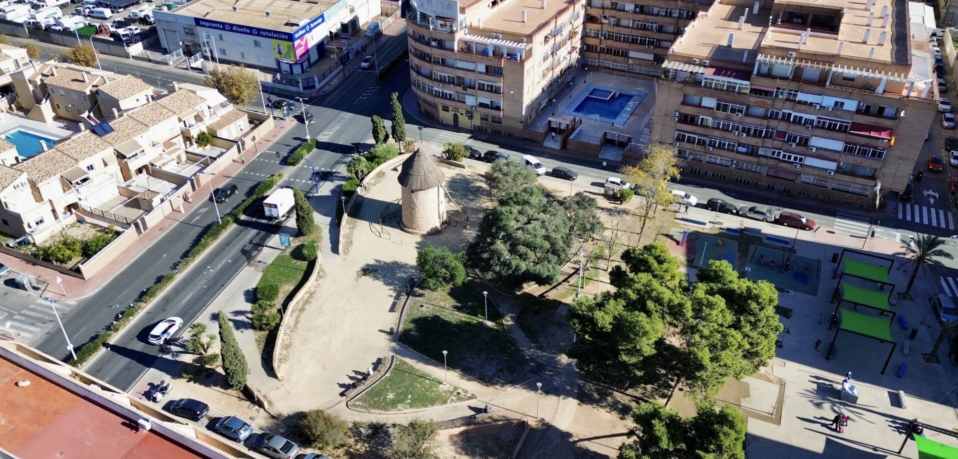 This bright and well-maintained apartment is located on the third floor of a modern building in the El Molino area of Torrevieja. The property benefits from excellent natural light, open views, and convenient access to all nearby services.Property FeaturesTotal area: 65 m²Floor: 3rd floor with exterior-facing windowsBuilding with two elevatorsCommunal swimming poolCommunal solarium and drying areaPrivate terrace overlooking the Torrevieja salt lakes2 bedrooms with natural light and built-in wardrobes1 full bathroomOpen-plan kitchen connected to the living–dining room, with the option to enclose if desiredSold fully furnished and ready to move intoLocation – El Molino, TorreviejaSurrounded by essential amenities such as supermarkets, gyms, restaurants, cafés, public transport, and green areas—everything just a few meters away. A comfortable home in a central, well-connected neighborhood.