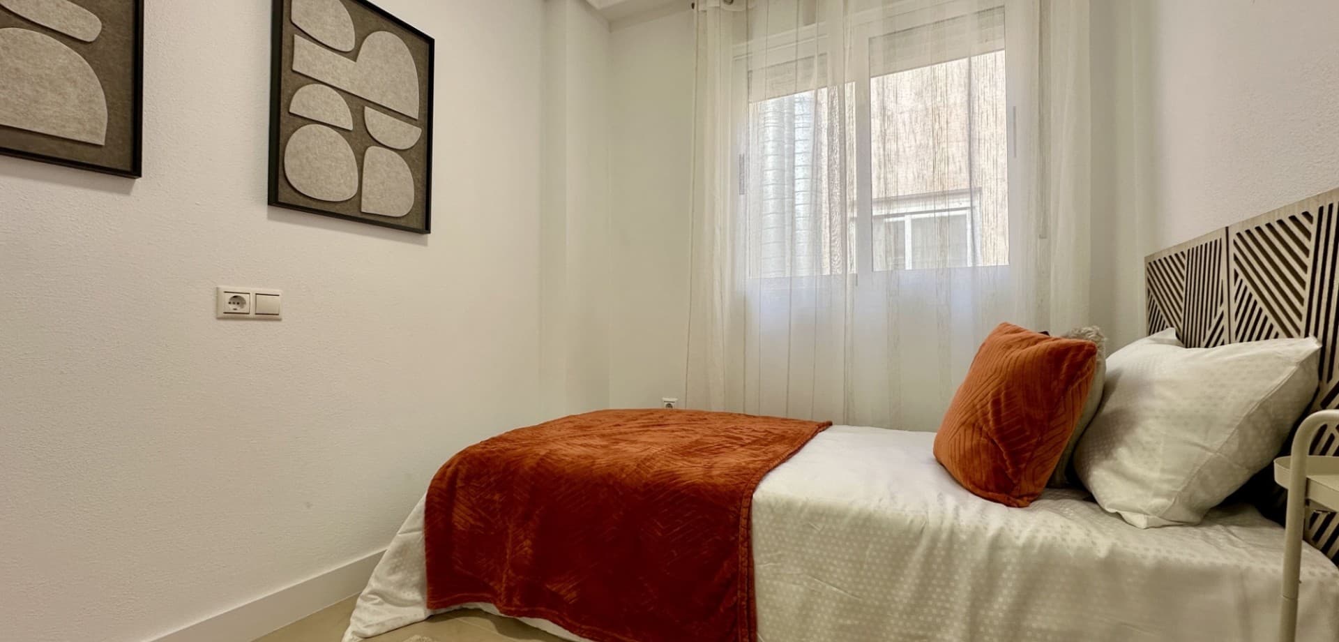 Spacious 3-bedroom apartment with a similar layout to a renovated unit, located on the 2nd floor of a well-maintained building in Torrevieja, within walking distance to the sea and all amenities.The apartment offers a generous living and dining area, three well-proportioned bedrooms and excellent natural light, making it an ideal blank canvas for buyers who want to design and finish the home to their own taste.⚠️ IMPORTANT:THE APARTMENT IS SOLD COMPLETELY EMPTYNO FURNITURE INCLUDEDNO KITCHEN INSTALLEDNO BATHROOM FITTINGS INSTALLEDPerfect for permanent living, a holiday home, or an investment project close to the Mediterranean