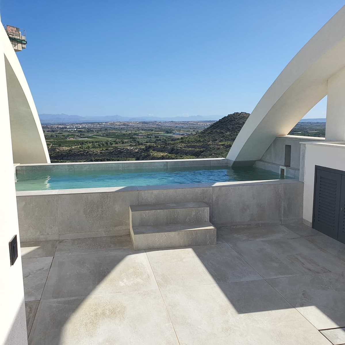 In a very quiet area in Rojales, this beautiful penthouse flat with fantastic views is for sale. 

Upon entering, you immediately discover the flat's beautiful design. It comprises a living and dining room with an adjoining fully equipped open-plan kitchen, with direct access to the terrace where you can enjoy snacks and drinks in the Spanish open air.

Furthermore, this flat has 3 bedrooms and 2 bathrooms, a spacious roof terrace with private pool where you can enjoy some cooling down with fantastic views. There is also a communal swimming pool, jacuzzi, sauna and gym(still under construction). The flat is sold partially furnished.

In the vicinity there are several bars, restaurants and supermarkets. In short, this flat is very suitable to live there permanently or to use for holidays and for rental.

If you would like more information or would like a viewing, please feel free to contact us. Don't let this unique opportunity go to waste.

Year of construction: 2021

SUMA: €226.17
