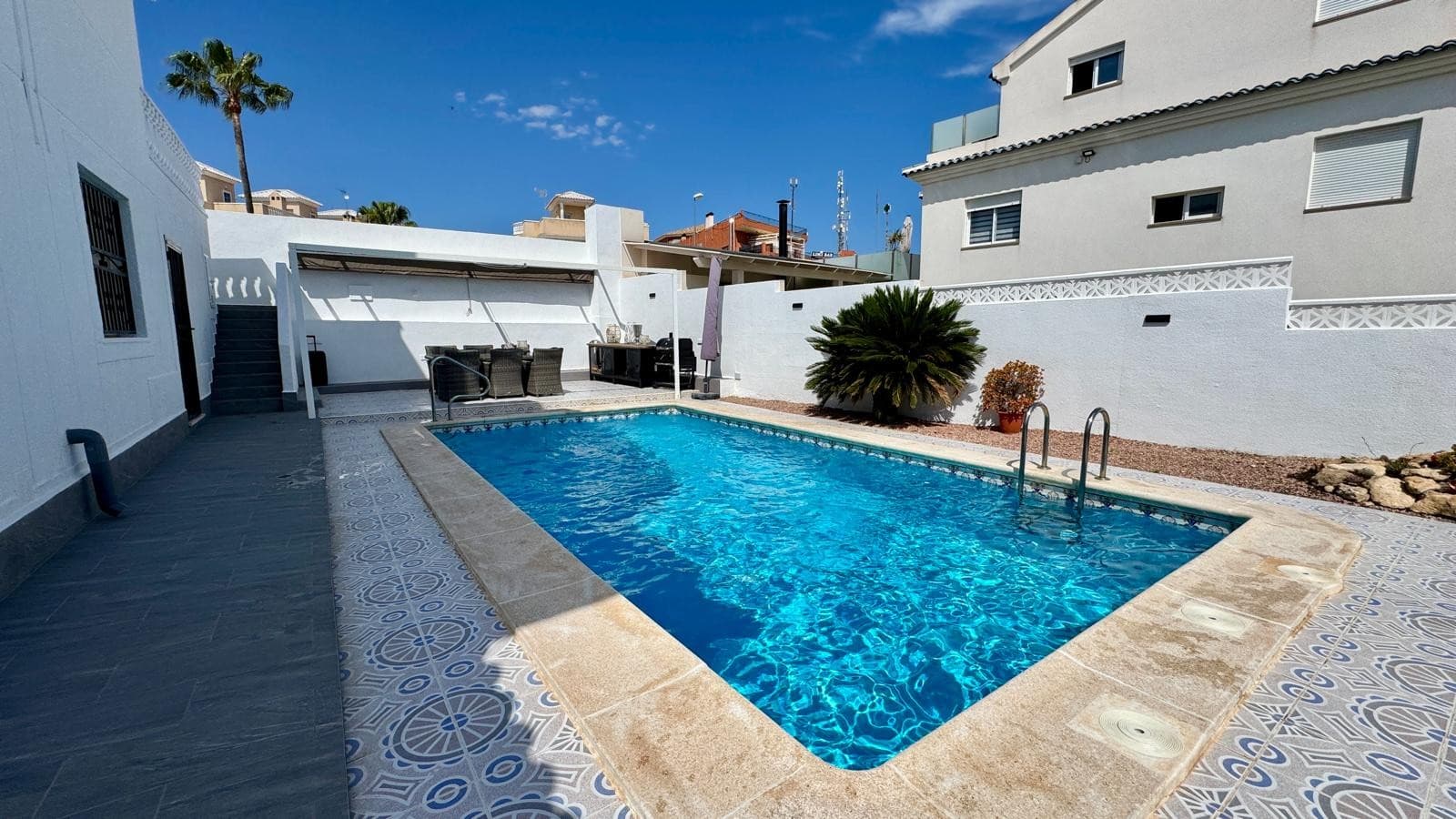 This beautifully maintained detached villa, ideally oriented to the south, offers a plot of 352 m² and a built area of 142 m². Located in a quiet residential area in Los Dolses, this property features a spacious living and dining room, a separate fully equipped kitchen, 4 bedrooms (with the possibility of 5 or even 6), and 3 bathrooms.

Recent updates include a fully repainted and water-resistant façade, new balustrades with warranty, renovated rooftop terraces with waterproofing, and brand-new tiling around the entire house including stairs. The outdoor lighting and electrical outlets have been modernized, and new double-glazed PVC windows with mosquito screens have been installed. A new boiler ensures comfort and energy efficiency, while the roof tiles have been cleaned, treated, and come with a warranty.

The home also offers a private illuminated swimming pool of 8x4 meters and stunning views of the mountains. A communal pool is also available within the urbanization. In the basement, you’ll find a practical laundry room and a storage room.

Situated just 2.5 km from the beach and close to the popular Via Park 3, this move-in ready villa combines comfort, location, and outdoor living.



Year of construction 2000

Cadastral income 450€

