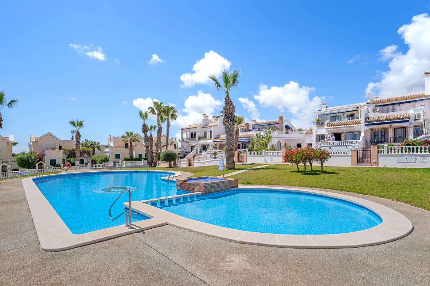 Located in the charming and well-maintained area of Los Dolses, this detached villa offers the ideal combination of comfort, functionality, and Mediterranean living. The property features three spacious bedrooms and two fully equipped bathrooms, making it perfect for both year-round living and holiday stays.

The separate kitchen is well laid out and ideal for those who enjoy cooking in a quiet, well-ventilated space. The villa comes fully furnished and includes air conditioning, ensuring comfort throughout the year.

Its southwest orientation provides an abundance of natural light and sun during the afternoon and evening—perfect for relaxing on the terrace or in the garden. Being a detached property, it also offers great privacy and outdoor space, contributing to a sense of peace and exclusivity. You can always enjoy a dip in the communal pool.

This villa is an excellent choice for those seeking a ready-to-move-in home in a sought-after area of the Costa Blanca, close to shops, restaurants, golf courses, and the beaches of Orihuela Costa.



Year of construction: 2001

Cadastral Income: 500€