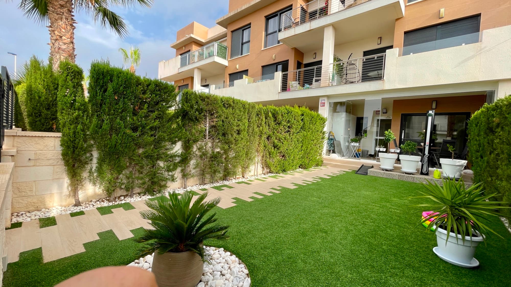 Discover this beautiful ground-floor apartment with 2 bedrooms and 2 bathrooms , ideally located in the popular Los Dolses area, just 150 meters from lively bars, restaurants, and a supermarket . Perfect for those seeking comfort and convenience on the Costa Blanca!

 The house features a spacious and sunny terrace with glass curtains , allowing you to enjoy the outdoors year-round. The modern open-plan kitchen and bright living room create a pleasant atmosphere, while the air conditioning and alarm system contribute to comfort and security.

 Additional advantages:

 Private underground parking Communal swimming pool surrounded by beautiful gardens Fitness room within the complex

 In addition, the famous La Zenia Boulevard , one of the largest shopping centres in the region, is just a few minutes away.

 For golf enthusiasts, this is a dream location: just a few minutes' drive away are three of the most beautiful golf courses in the area: Las Ramblas, Villamartin and Campoamor .

 Don't miss this opportunity to live or invest in a top apartment in a top location on the Costa Blanca!