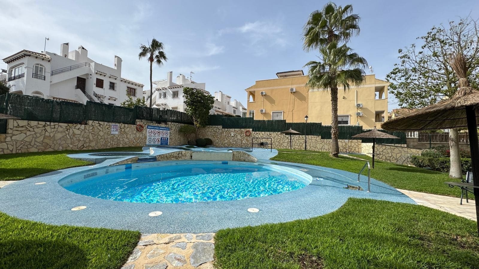 On the first floor of a well-maintained residential complex in the popular Las Filipinas neighborhood (Villamartin, Orihuela Costa), you'll find this stylish, move-in ready apartment. A perfect combination of comfort, convenience, and Mediterranean ambiance. The house features three spacious bedrooms and two bathrooms , ideal for families, couples, or as an investment. The open-plan, fully equipped kitchen flows seamlessly into the bright living room, where large windows provide wonderful natural light. The terrace is fitted with glass curtains. Enjoy the outdoors on a spacious terrace , perfect for a relaxing breakfast in the sun or a balmy summer evening. The residential complex offers extensive facilities: a fitness room , sauna , and a beautiful communal swimming pool surrounded by greenery. Furthermore, the property includes an underground parking space and an elevator – guaranteeing convenience and security. This apartment is sold fully furnished , so you can move in immediately and enjoy your new life on the Costa Blanca. Are you looking for a modern, fully equipped home in a quiet yet central location? Contact us today for more information or a viewing!