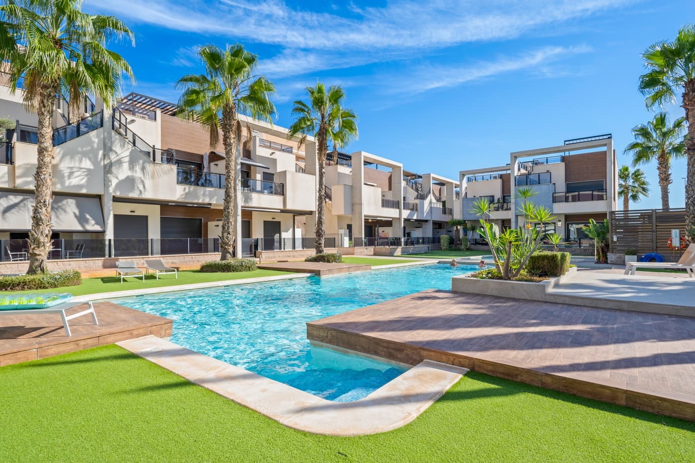 Penthouse in El Raso, Guardamar del Segura This beautiful penthouse is located in a modern residential complex in El Raso , Guardamar del Segura. The property features two bedrooms , two bathrooms , and a spacious, open-plan living room with a kitchen . As a penthouse, you'll enjoy extra privacy and a large private roof terrace (solarium) with stunning views. The residential complex is designed with comfort and relaxation in mind, offering amenities such as a swimming pool , underground parking, and green areas . The area is quiet and surrounded by nature, within walking distance of a shopping center , bars , and restaurants . Living in Guardamar del Segura El Raso is part of Guardamar del Segura , a charming coastal town known for its natural beauty and extensive amenities . Located on the southern Costa Blanca , Guardamar offers over eleven kilometers of natural beaches , surrounded by a large pine forest . The town boasts a marina with year-round activities, a sports center with paddle tennis and tennis courts, soccer fields, and a heated swimming pool . You'll also find a modern library with free Wi-Fi and computers—ideal for those who want to combine relaxation with convenience. Excellent accessibility Thanks to its strategic location just 20 kilometers from Alicante–Elche Airport (El Altet), Guardamar is easily accessible. The airport offers daily connections to numerous European cities, making this location particularly attractive to international buyers and holidaymakers .