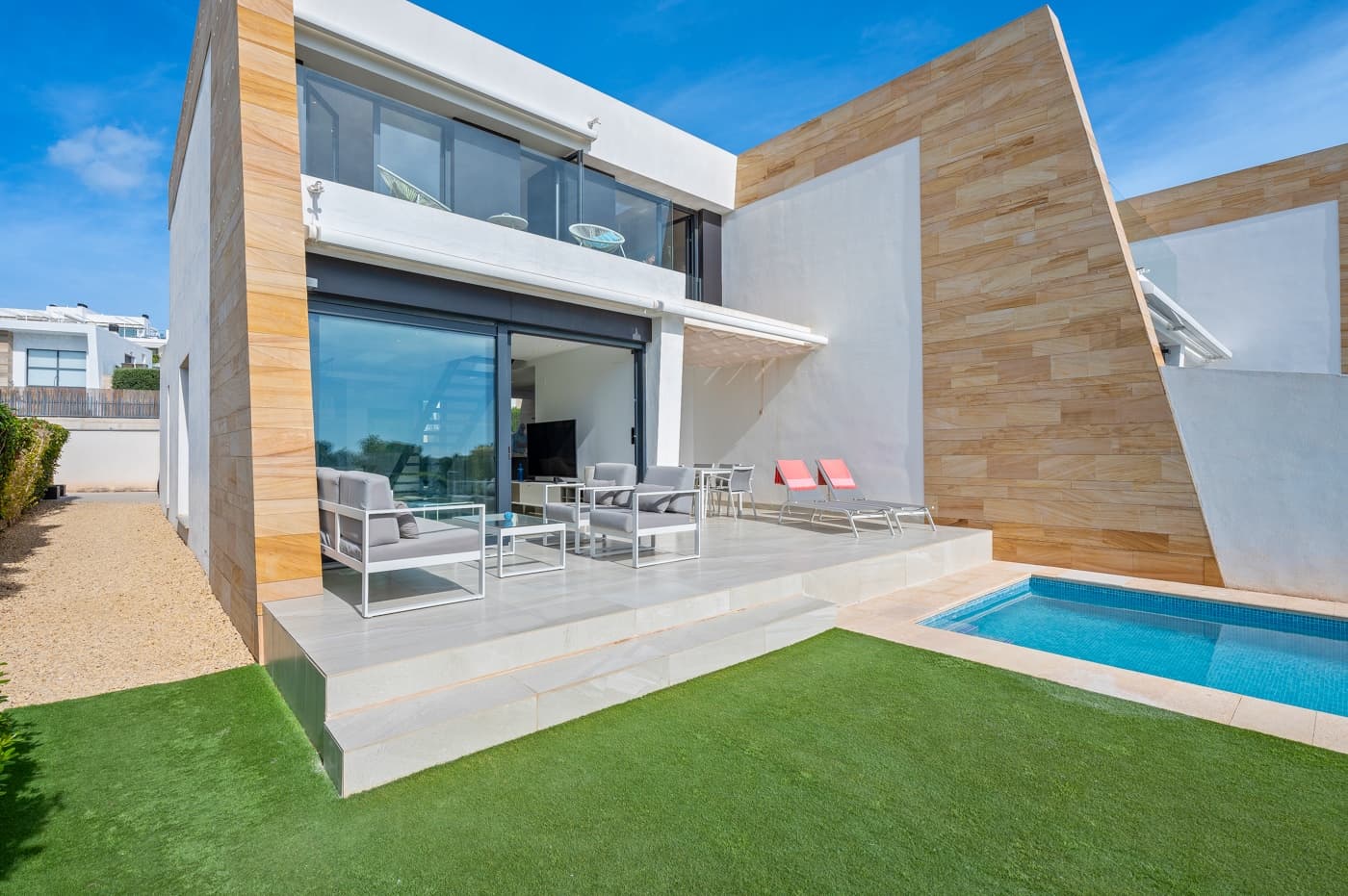 Luxury villa with panoramic sea views and green surroundings in Los Dolses Discover this beautiful, south-facing villa from 2018 — a perfect combination of style, comfort, and luxury , situated on a generous 304 m² plot with a living area of 126 m² . Here you'll enjoy breathtaking sea views , surrounded by peace and nature, yet close to bars, restaurants, a pharmacy, and supermarkets . The villa boasts three spacious bedrooms and three modern bathrooms , ideal for those who appreciate space and elegance. The bright, open-plan living area flows seamlessly into the dining room and the modern open-plan kitchen , fully equipped with high-quality materials and clever storage. Large windows provide abundant natural light and create a harmonious transition between indoors and outdoors. The property is sold fully furnished . For optimum comfort, the villa is equipped with centralised air conditioning , electric awnings , ready to move into and excellently maintained. Outside, a private heated pool awaits with a spacious sun terrace , where you can relax year-round and enjoy the sea views. A parking space is provided on the property for added convenience and security. Situated in the popular Los Dolses , within walking distance of all amenities, this is the ideal home for those looking for luxury, space and a prime location on the Costa Blanca . Community fees (VvE): €500/year Real estate tax (SUMA): €450/year Interested or want to schedule a viewing? Contact us today—this villa will win you over right away!