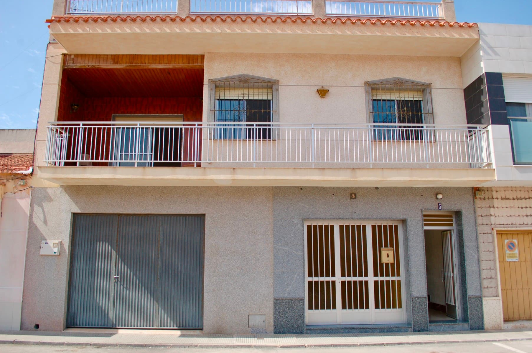 This unique development opportunity lies in the heart of San Pedro del Pinatar. The property offers significant potential for renovation or redevelopment into a spacious family home, multi-unit residence, or investment project.The existing building has a solid structure, including a large private rooftop terrace with open views over the surrounding area. This space offers excellent potential to create a chill-out zone or rooftop garden.Thanks to its central location, all amenities are within walking distance: shops, restaurants, schools, and the beaches of the Mar Menor are just a few minutes' drive away.Whether you’re an investor or looking to build a custom home from the ground up, this project presents a rare opportunity in one of the Costa Cálida’s increasingly popular areas.
