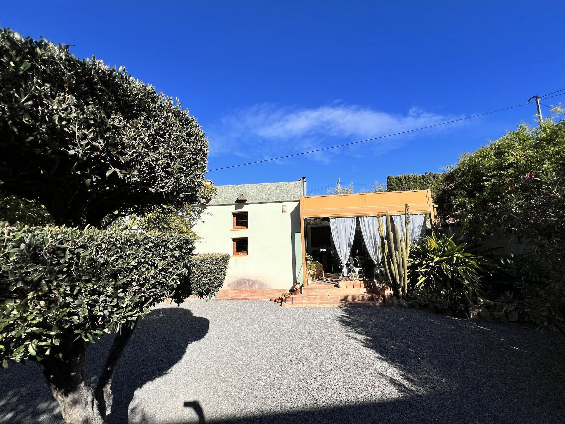 Country house in Altea with beautiful views!. Discover this charming country house, located just 20 minutes walk from the historic center of Altea!Enjoy beautiful views and peaceful living on a large 1,600 m2 plot.The property consists of a main residence with 2 large bedrooms, two bathrooms, a well-equipped kitchen and a living/dining room.On the property there is also a guest apartment consisting of a cozy living room, a bathroom and a bedroom with a glazed terrace.The facility uses agricultural water for irrigation, making it lush and green with low operating costs.It is an ideal place for nature lovers, which perfectly combines modern life with a deep connection with the natural environment of the beautiful town of Altea.Discover the perfect combination between comfort and nature in this property in Altea. Experience the privileges of living with convenient access to the charm of the historic city and the tranquility of spacious green areas.Contact us for more information!