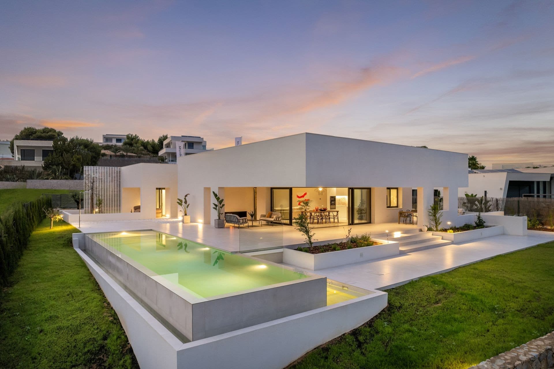 Incredible Golf Villa on the Costa Blanca!. Welcome to the new private villa complex in the heart of Spain's most beautiful golf courses on the Costa Blanca. This elevated villa offers all amenities for a comfortable stay. With three bedrooms, three bathrooms and a spacious living room, it offers enough space to relax. The villa also has a large, well-equipped kitchen where you can prepare delicious meals.One of the outstanding features of this villa is the breathtaking panoramic views that can be enjoyed from every corner. Whether you are in the living room, bedroom or even outside on the terrace, the breathtaking views will amaze you. To increase comfort and sustainability, the villa is equipped with solar panels and heating throughout. This creates a warm and cozy atmosphere while being environmentally friendly. For those who enjoy entertaining, this villa provides the perfect setting to impress friends and loved ones. The high-quality furnishings and the spacious room layout create an inviting and luxurious ambience that makes every meeting unforgettable. Treat yourself to the ultimate comfort and luxury of this villa in the prestigious Las Colinas. Experience the joy of waking up every day to breathtaking views and creating lasting memories in a space designed for both relaxation and entertaining. Take the opportunity now and live in this incredible place. Contact us for more information about this beautiful house and enjoy the Costa Blanca as your new home!