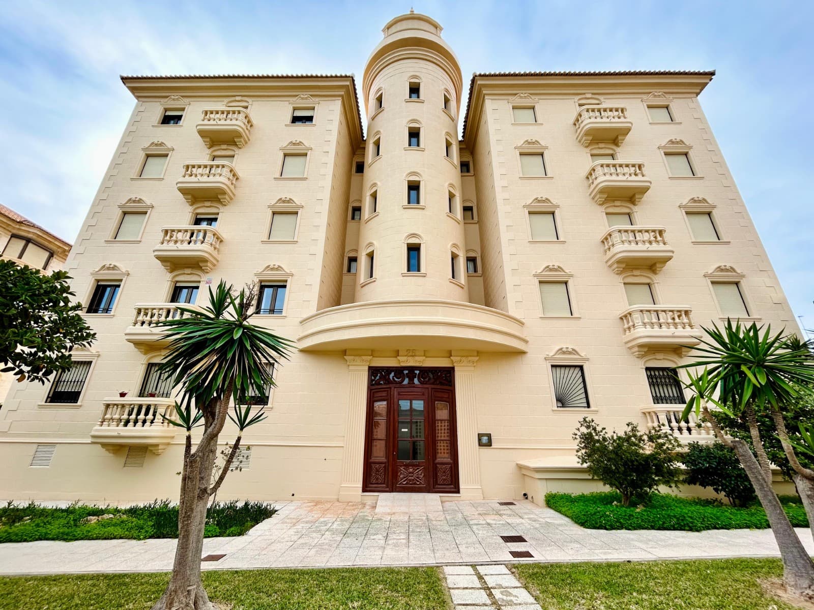 REFERENCE: 011



Property information

Welcome to this spacious and bright apartment in the heart of Guardamar del Segura, just a 1-minute walk from the beach! This unfurnished apartment gives you the perfect opportunity to design your dream home from scratch.

The apartment includes:

3 spacious bedrooms2 well-sized bathroomsA cozy living roomA kitchenA sunny terrace, ideal for relaxation

Located in a quiet area, this property offers peace and tranquility while being conveniently close to supermarkets, pharmacies, and bus stops. Whether you're looking for a year-round residence or a vacation getaway, this apartment is the perfect blank canvas to make it your own. Don't miss the chance to own a piece of paradise by the sea!



VIDEO

