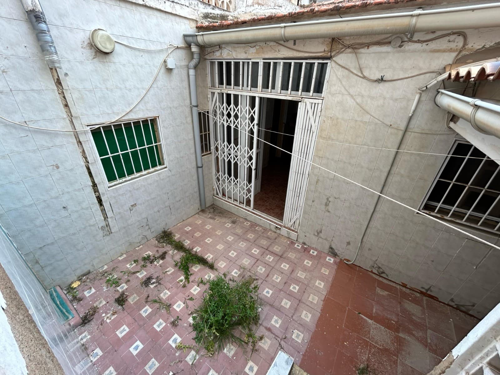 REFERENCE: 



Property information

For sale house in the very center of Torrevieja with great potential for reconstruction. The house has a courtyard, several living rooms, a kitchen, a bathroom and utility rooms. The premises require major repairs, but due to the convenient location - within walking distance of shops, cafes, the embankment and transport stops - this is an excellent option for permanent residence, renting out or investment.



VIDEO

