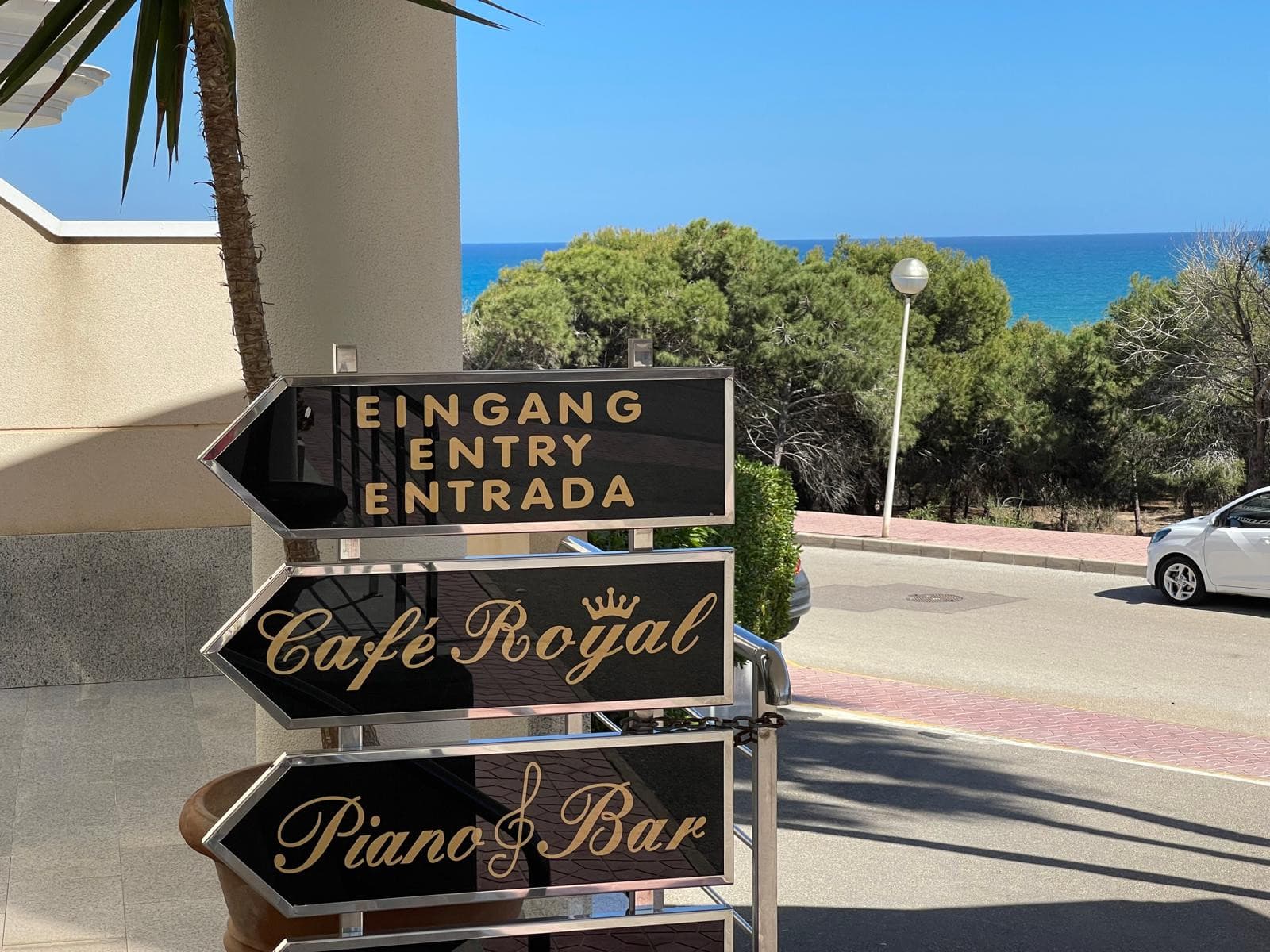 REFERENCE: 021Property information"Unique opportunity in Guardamar del Segura! Spectacular commercial space for sale just 100 meters from the sea, ideal for investors and restaurateurs. The strategic location in a tourist town with beautiful beaches ensures high profitability and an estimated return on investment in just 4 years. Growth prospects are excellent thanks to its prime location and an established customer base. Don't miss this opportunity to acquire a business with great potential in a high-demand area. Contact us today for more information and to schedule a viewing!"VIDEO