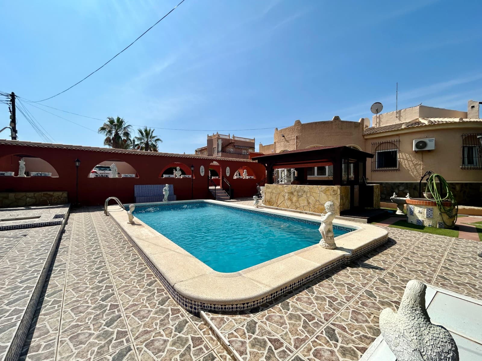 

A true gem in one of the quietest areas of Torrevieja!

This charming detached villa, measuring 168 m², sits on a generous 814 m² plot, offering the space, privacy, and comfort you crave.

Highlights:

2 spacious bedrooms filled with natural light

2 full, functional, and well-maintained bathroom

Private pool, ideal for cooling off and enjoying the sun

Private parking within the plot

Large garden with multiple possibilities: chill-out area, barbecue, vegetable garden... it's up to you!

Located in El Chaparral, a well-connected residential area with easy access to shops, public transportation, and just minutes from Torrevieja's famous lagoons and beaches.

A perfect opportunity as a permanent residence, a holiday home, or even as an investment.

Come and discover your next home under the Costa Blanca sun!





