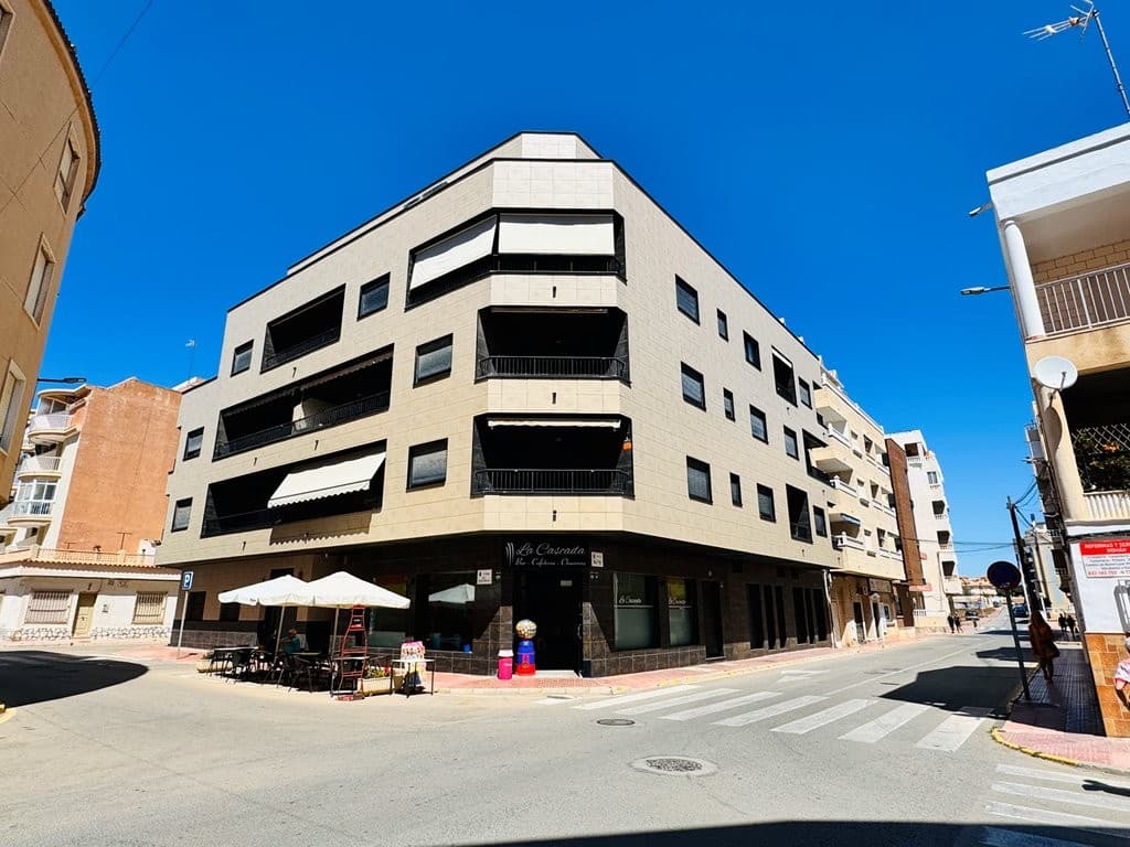 This home is located just 200 meters from La Mata beach, in the heart of the village.It is a modern building, built in 2007-2008.It has a constructed area of 51 m2, comprising a living-dining room, an open-plan kitchen, two bedrooms, and a bathroom.It has a west-facing 5 m2 outdoor terrace.It is located on the first floor of the building. (It has an elevator.)The home is sold furnished and in perfect condition.Ducted air conditioning is provided throughout.Communal fees: €300 per yearProperty tax: €184