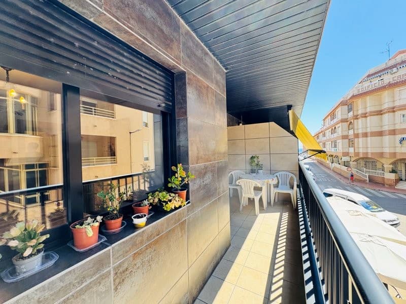 This apartment is located in the center of La Mata, close to all amenities and just 100 meters from the beach.It has a surface area of 58 m2 and includes a separate kitchen, living-dining room, two bedrooms, and a bathroom.It has an 8 m2 south-facing terrace with side sea views.It is located on the first floor with an elevator and is being sold semi-furnished.Built in 2007Community fees: €300 per yearProperty tax: €218