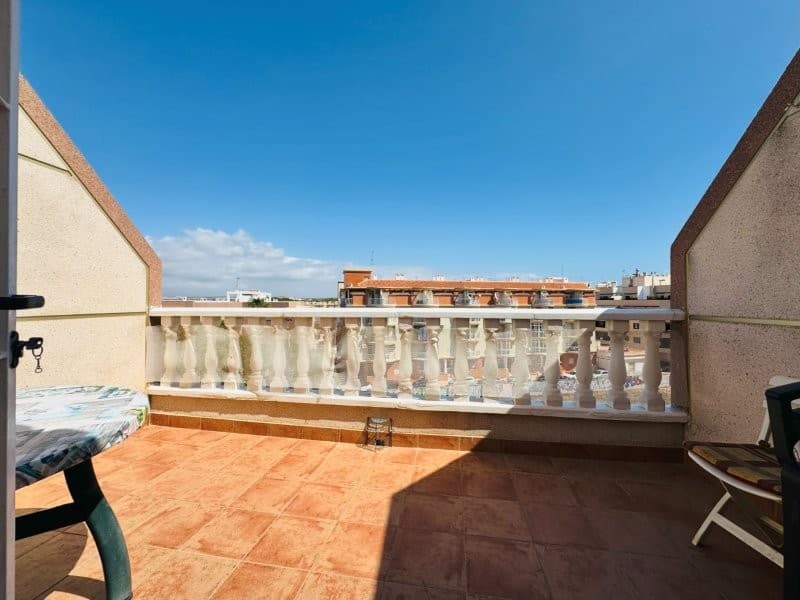 This beautiful 2-bedroom, 2-bathroom penthouse is a true gem. It features a separate kitchen, perfect for preparing your favorite meals, and a spacious living room that invites you to relax and share special moments. The large north-facing terrace offers an ideal space to relax, enjoy the fresh air, and contemplate side sea views, which will provide a touch of serenity and beauty. It's also located just 200 meters from the beach, allowing you easy access to the sea and enjoy the sun and sand at any time. For added convenience, it has a closed garage, securing your vehicle and making your daily life easier. Without a doubt, this is a penthouse apartment that combines comfort, stunning views, and a privileged location.Community fees: €400 per yearProperty tax: €249 for the home and €29 for the garage
