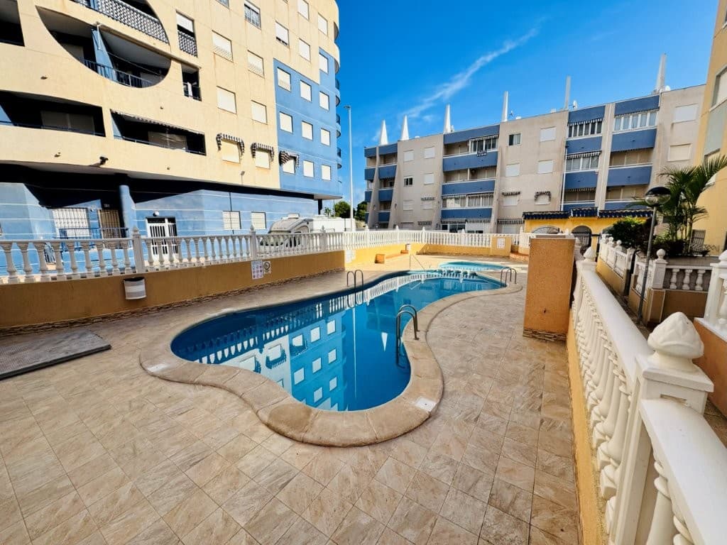 This apartment is located in the Torrevista Playa urbanization, in the town of La Mata, just 200 meters from the beach.It has a surface area of approximately 60 m², distributed into 2 bedrooms, a living-dining room, an open-plan kitchen, a full bathroom with a window, and a terrace.South-facing (very bright)Furnished2nd floor with elevatorCommunal swimming poolCommunal solariumCommunity fees: €380 per yearProperty tax (IBI): €170