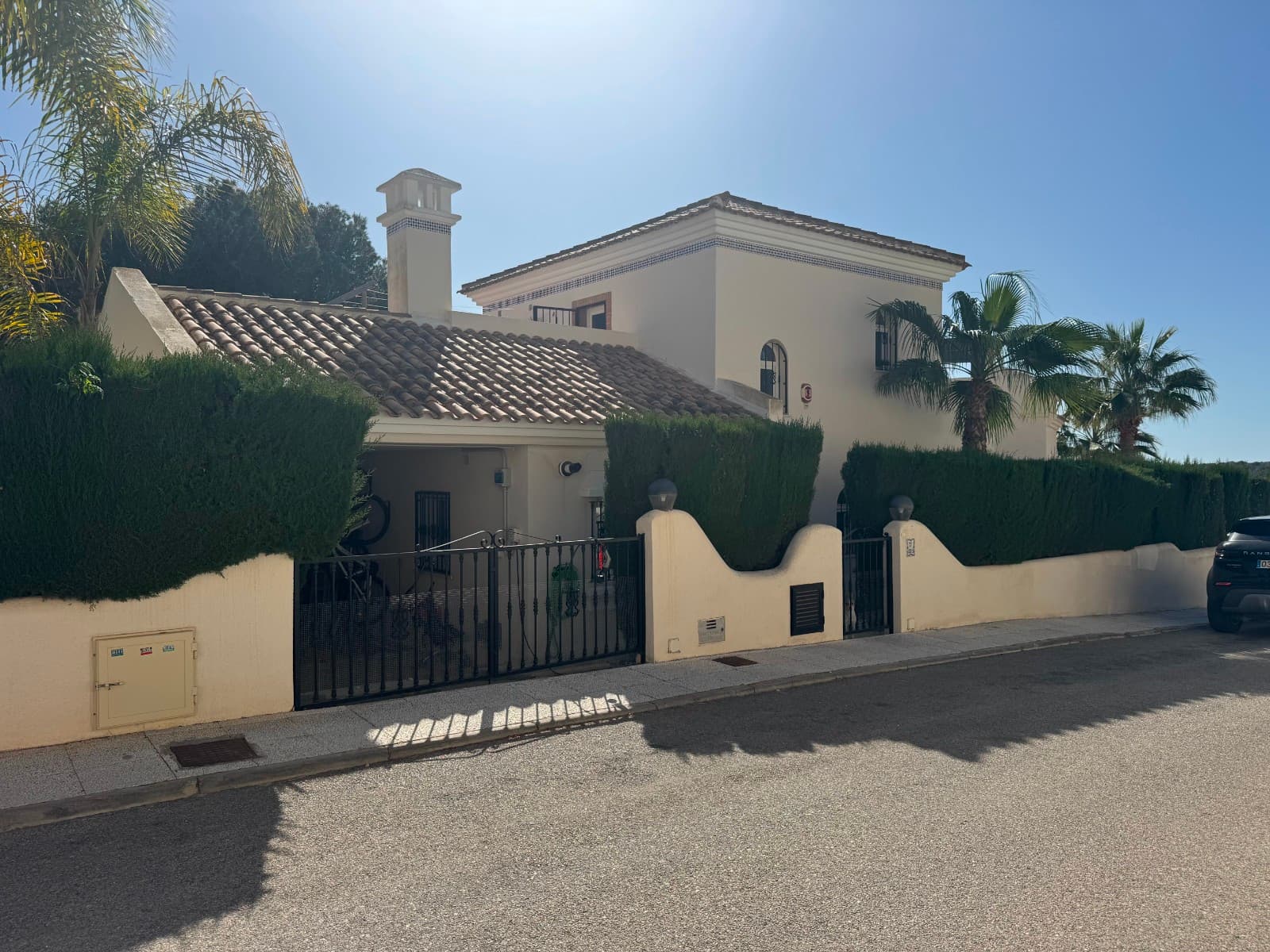 We are proud to present this exceptional 5-bedroom, 3-bathroom detached villa, beautifully situated on the prestigious Las Ramblas Golf Course. Set on a generous 500 m² plot, this property offers a perfect blend of luxury, comfort, and Mediterranean charm.

This southwest-facing villa enjoys all-day sunshine and boasts a private swimming pool surrounded by spacious outdoor areas and a low-maintenance garden—ideal for relaxing or entertaining guests.

Upon entering the property, you're welcomed into a bright, open-plan living area filled with natural light from large windows. Just off the main living space is a versatile room currently used as a dining area, along with two additional double bedrooms, a fully fitted separate kitchen, and a modern family bathroom.

The upper floor features an impressive master suite with ample wardrobe space, a private en-suite bathroom, and large patio doors leading out to a stunning rooftop solarium with panoramic views over the 18th fairway of the golf course.

A separate underbuild provides additional accommodation with its own entrance, comprising a spacious bedroom and bathroom—perfect for guests or rental potential.

Located just a 5-minute walk from the popular La Fuente Commercial Centre, you'll find a wide selection of bars, restaurants, supermarkets, and amenities all within easy reach.

Whether you're looking for a full-time residence, a holiday retreat, or an investment opportunity, this villa ticks all the boxes.

This property is a must-see! Contact us today to arrange your private viewing.