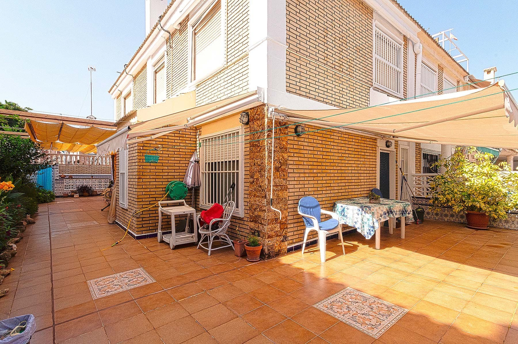 Are you looking for a home by the sea? This fantastic ground floor bungalow is located on the 2nd line of La Mata Beach, south of the Costa Blanca.

 It is a bright corner house, with 3 bedrooms, separate kitchen, living room with fireplace and air conditioning, bathroom, toilet and closed garage. The terrace has awnings and a barbecue area. It is delivered furnished and equipped so that you can enjoy it from the first day. It faces south and is very close to the main services of the town. In addition, it has no community fees, and the IBI is €185/year.

 Do not hesitate and come and visit it!