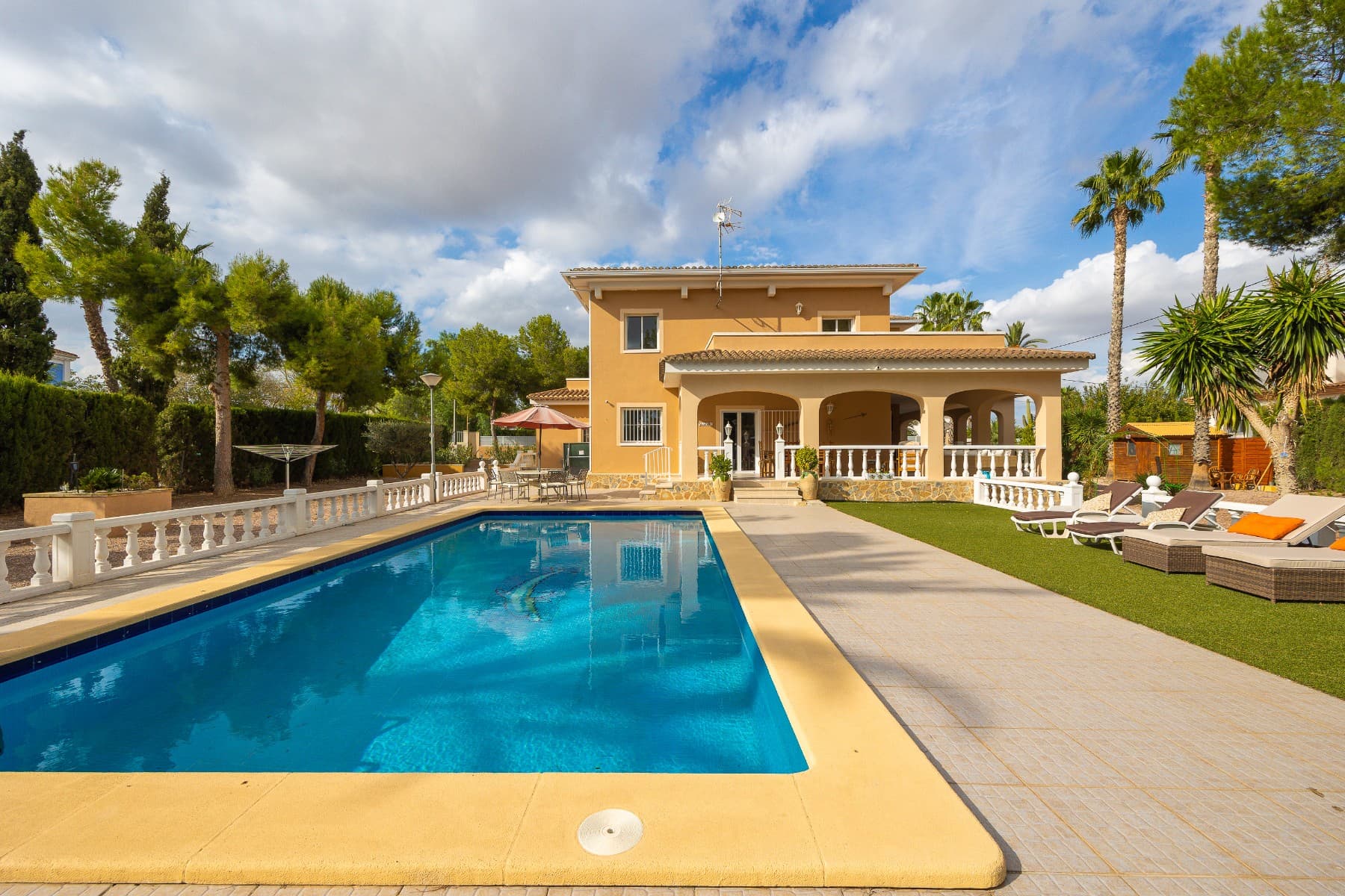 Discover this spectacular independent villa located in Aspe, Alicante, a place where tranquility and comfort are combined with a natural and privileged environment. This magnificent property extends over a plot of 2,091 m² and has a constructed area of 352 m², offering large spaces both indoors and outdoors. Its huge garden, private pool and parking for several cars make this villa the ideal home for those seeking privacy and comfort.

 The property has 5 bedrooms and 4 bathrooms, as well as an additional toilet, making it perfect for large families or for those who wish to entertain guests in comfort. The separate kitchen with dining area is spacious and functional, ideal for enjoying family time. Although it is sold unfurnished, it offers a great opportunity to personalise it according to your tastes and needs. It also includes air conditioning, guaranteeing comfort in all seasons of the year.

 Located in the charming municipality of Aspe, this villa combines the tranquility of rural life with proximity to essential services. Just a few minutes away is the prestigious Font del Llop golf course, an ideal destination for golf lovers who wish to practice their favourite sport in a spectacular setting. In addition, the villa is located a short distance from the beaches of the Mediterranean and the cities of Alicante and Elche, where you can enjoy a wide variety of cultural, gastronomic and leisure activities.

 If you are looking for a spacious villa, surrounded by nature and with all the comforts to enjoy life on the Costa Blanca, this is your chance. Don't wait any longer and contact us to schedule a visit and see this impressive property!